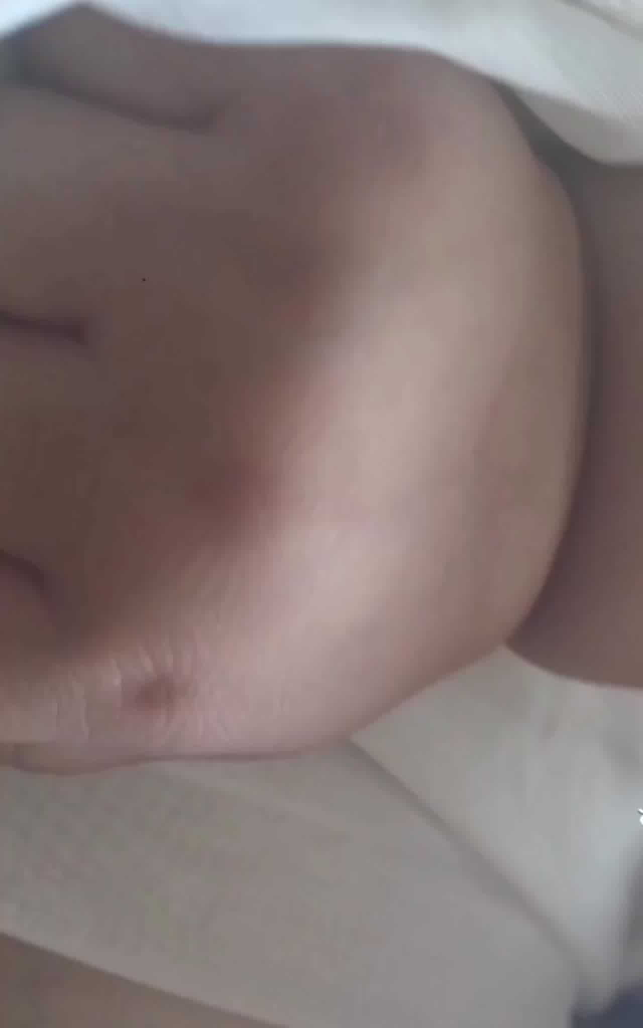  淫荡人妻抱着孩子出来偷情做爱 的剧照8