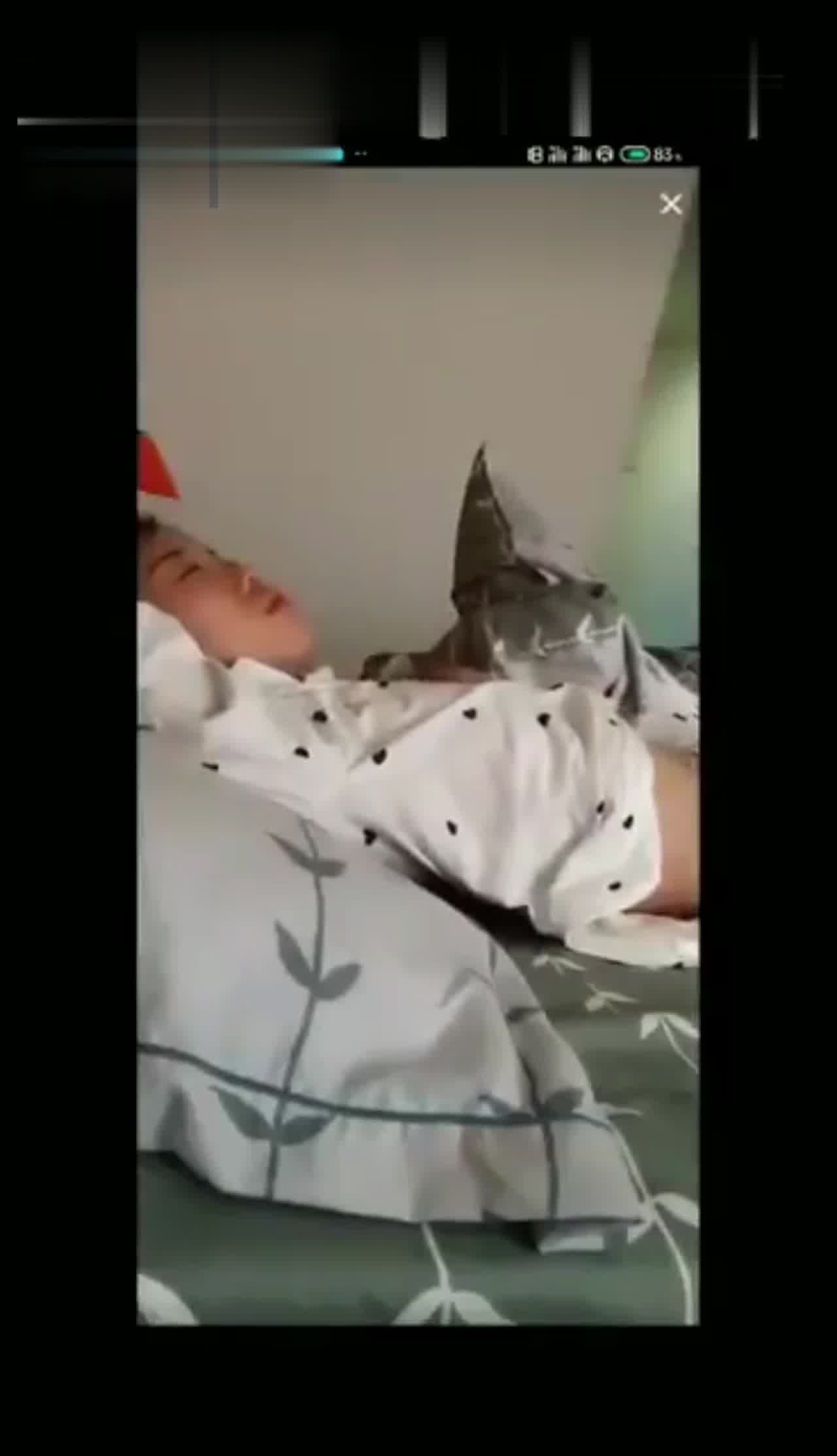  抖音快手走光系列-睡觉露奶 的剧照8