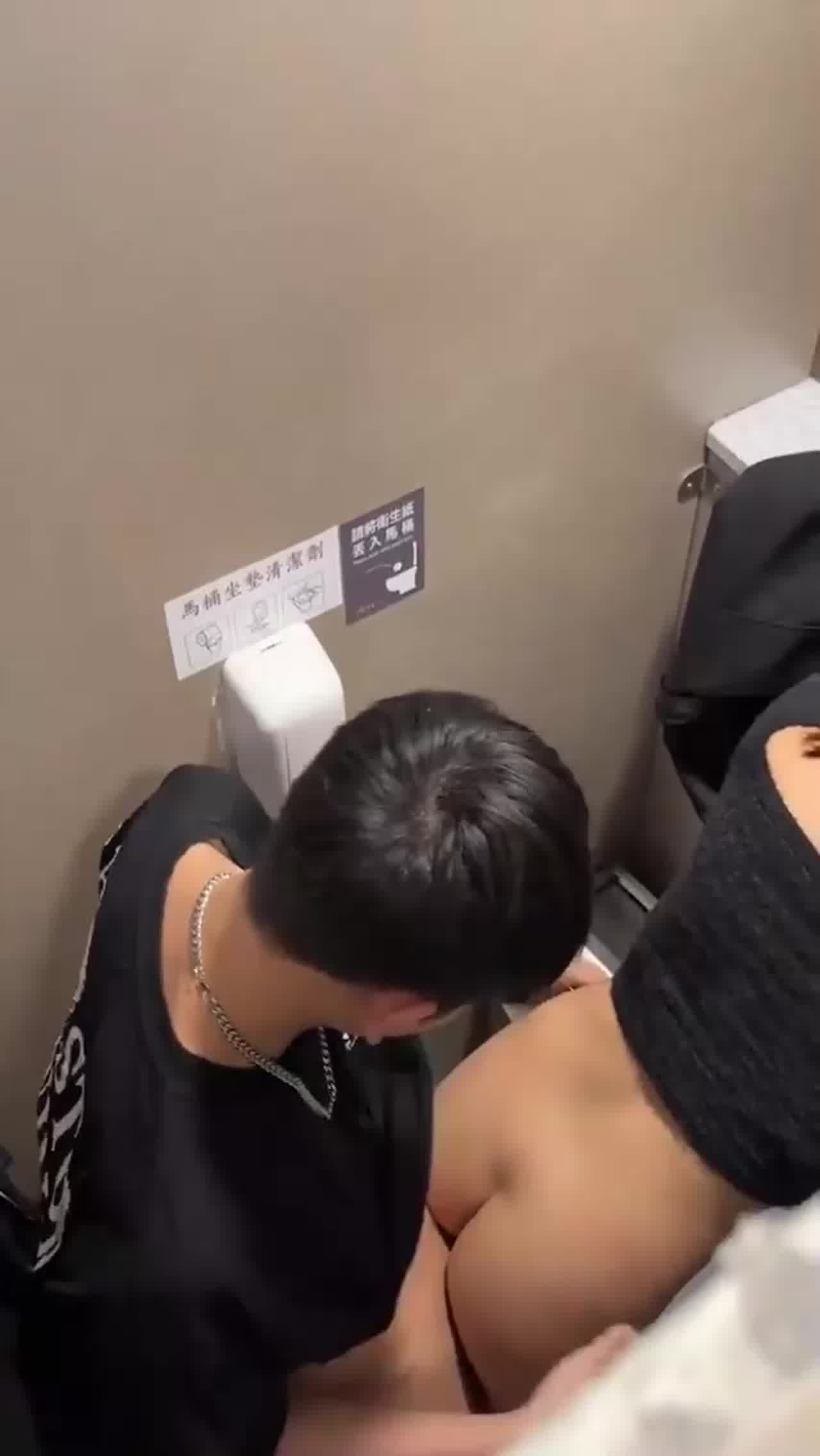  酒吧厕所偷拍竟发现情侣在厕所偷偷做爱，一脸享受的样子不忍打断 的剧照4