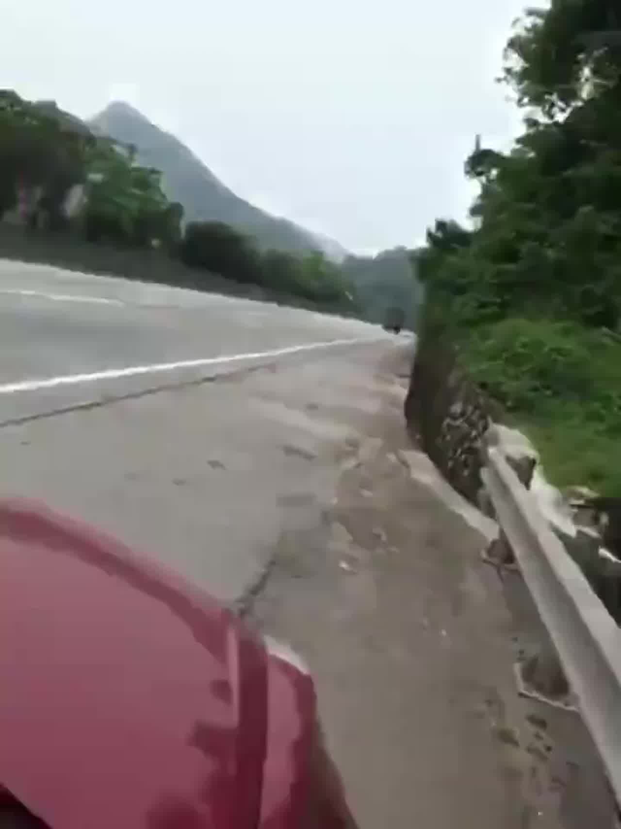  高速公路上刺激 的剧照6