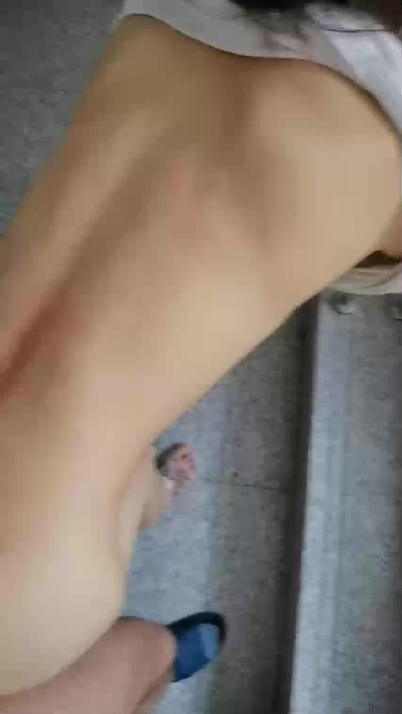  跟乖女儿楼道的一天，有人细细碎碎说话，好害怕被发现！男：舒服吗，舒不舒服。女：啊啊啊啊啊嗯舒服。 的剧照9