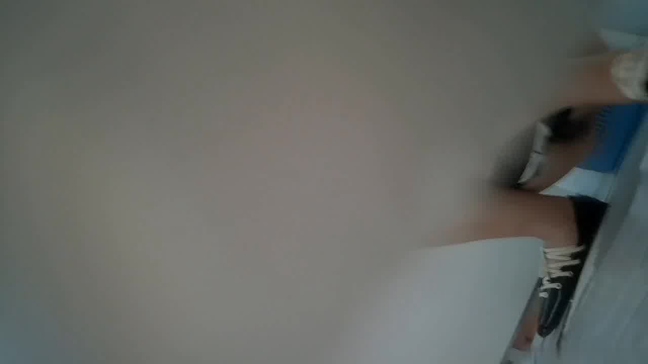  电子厂厕所阅览肉穴，冒死偷拍精挑细选，都是年轻漂亮的粉嫩肉穴 的剧照1