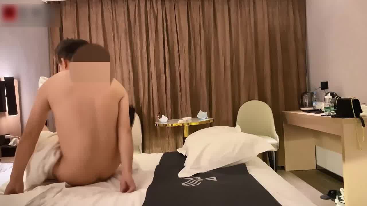  【夺命蹲蹲蹲，用逼撸吊一般人扛不住】吃鸡吧超深情的眼神，杀伤力太强了，极品小骚货胡言乱语床上功夫一流 的剧照4