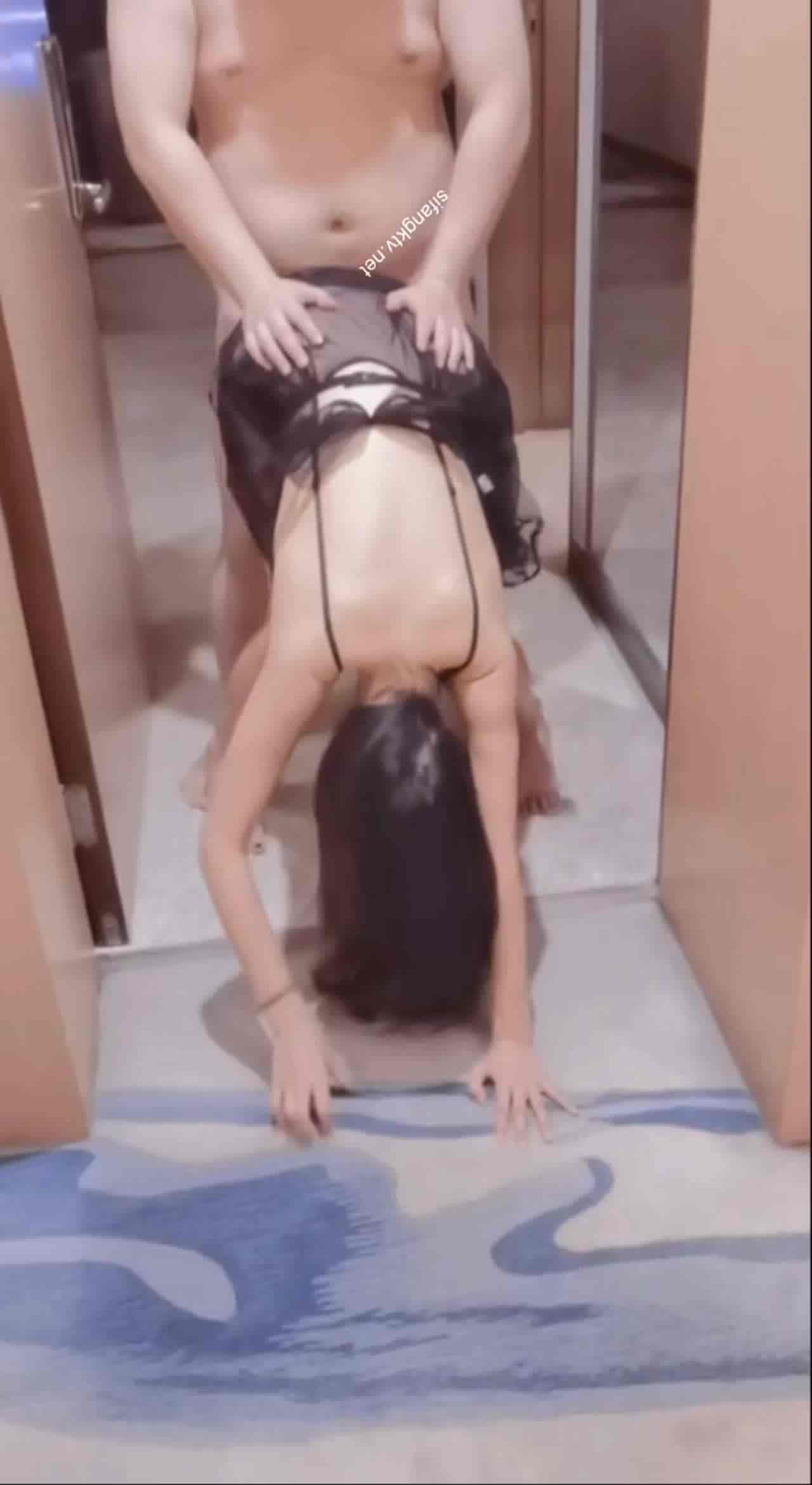  骚母狗诱惑操逼情趣黑丝酒店露出啪啪啪 的剧照3