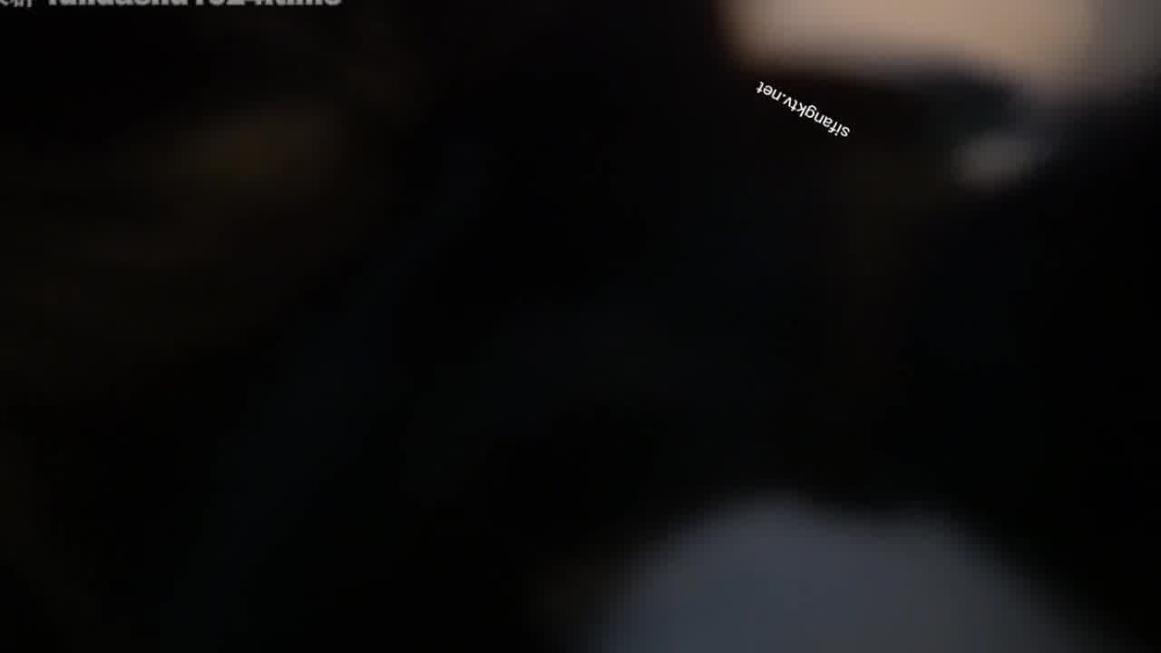  极品少妇找不到老公的车被单男发现跳蛋 直接车震一发 的剧照7