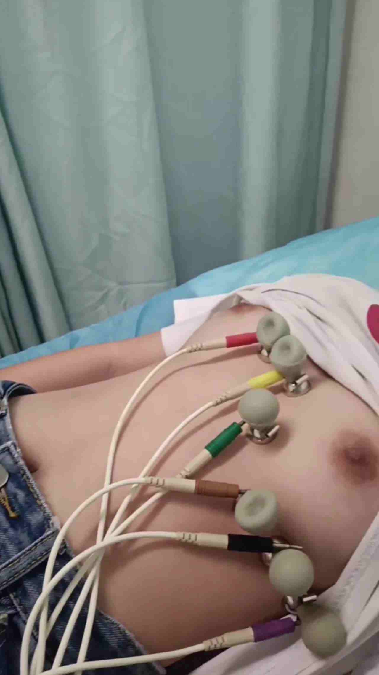  身为诊所医生福利就是天天看奶子 的剧照3