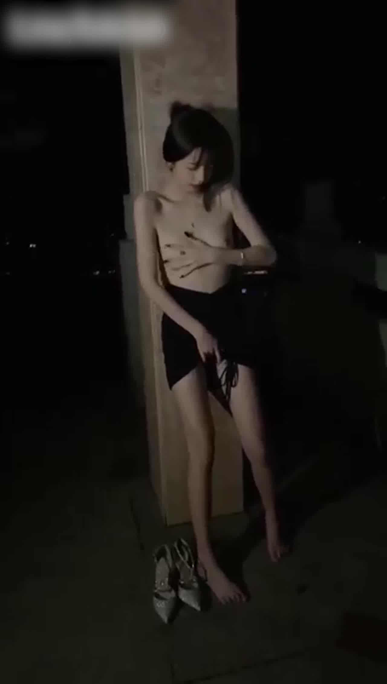  高颜质美女野外大胆露出 的剧照8