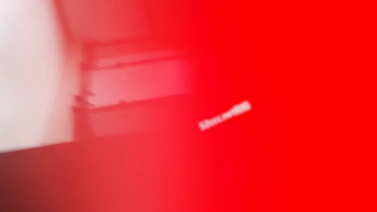  【女厕偷拍】被发现疯狂叫喊 的剧照5