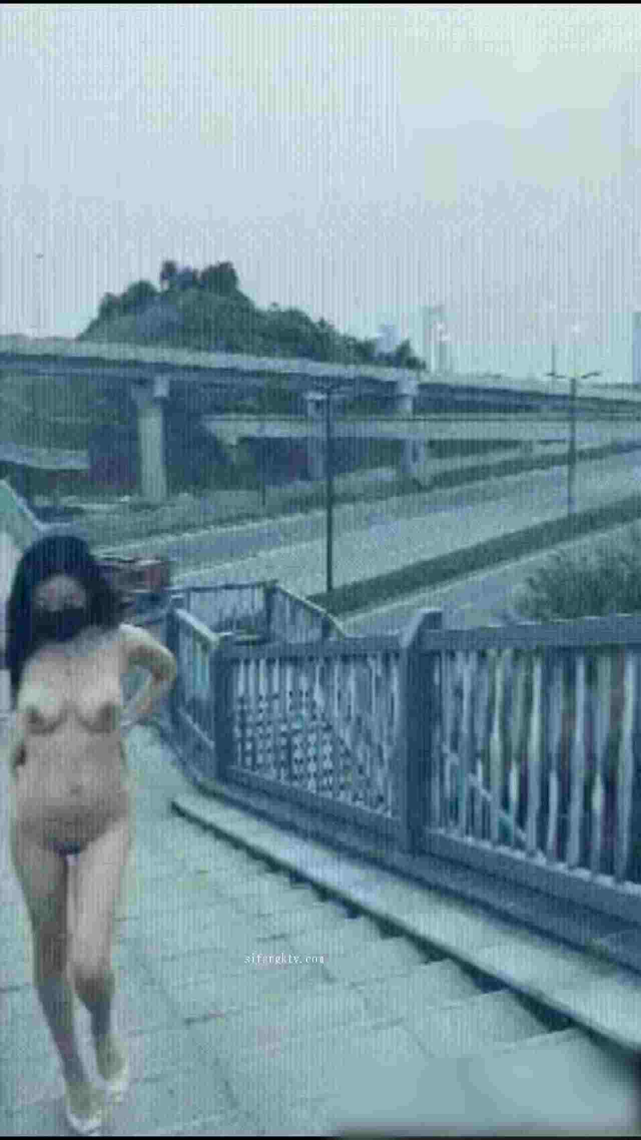  全网疯传！在外遛小母狗出门露出 的剧照7