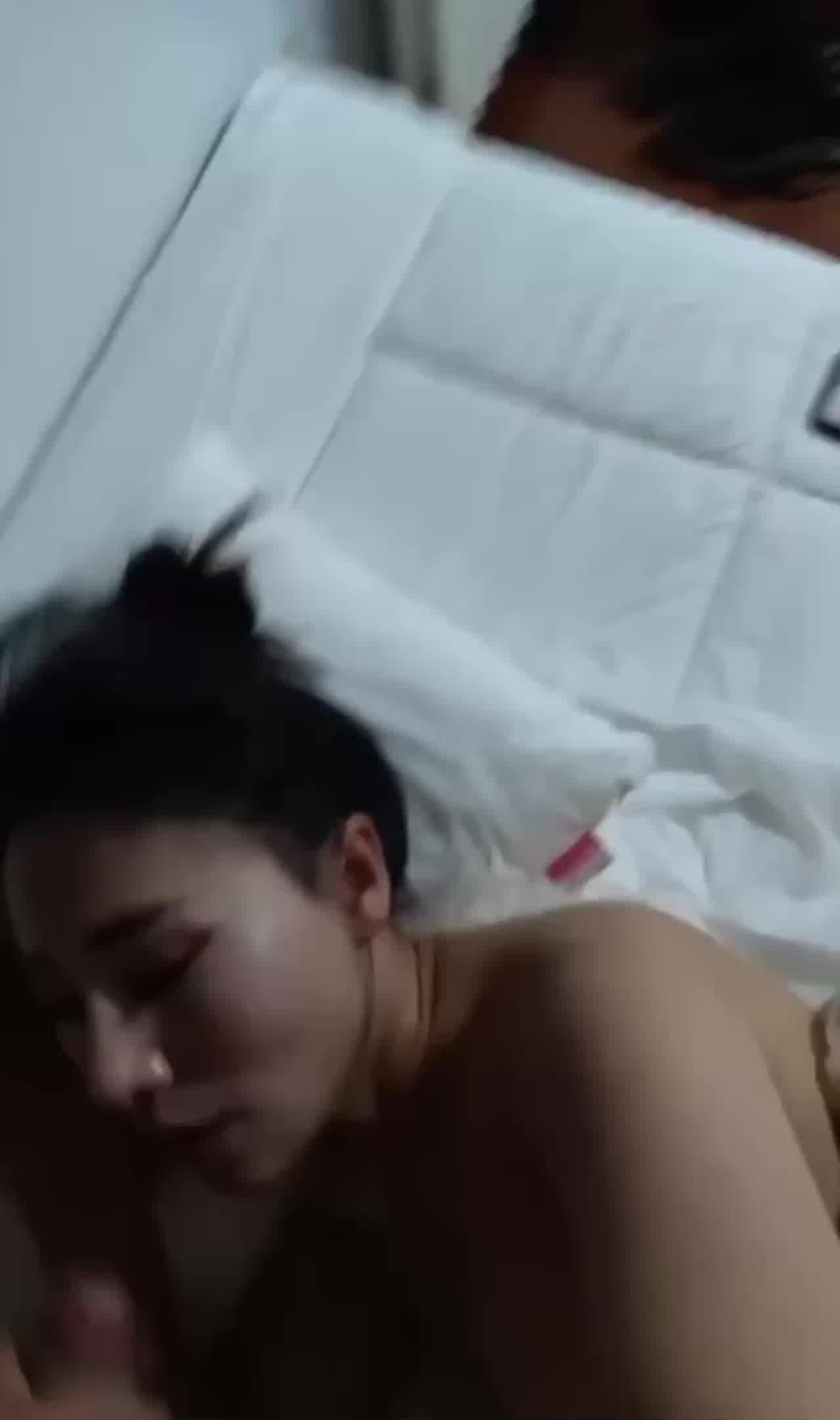  不让颜射只能吞精一会还得回去上班呢 的剧照1