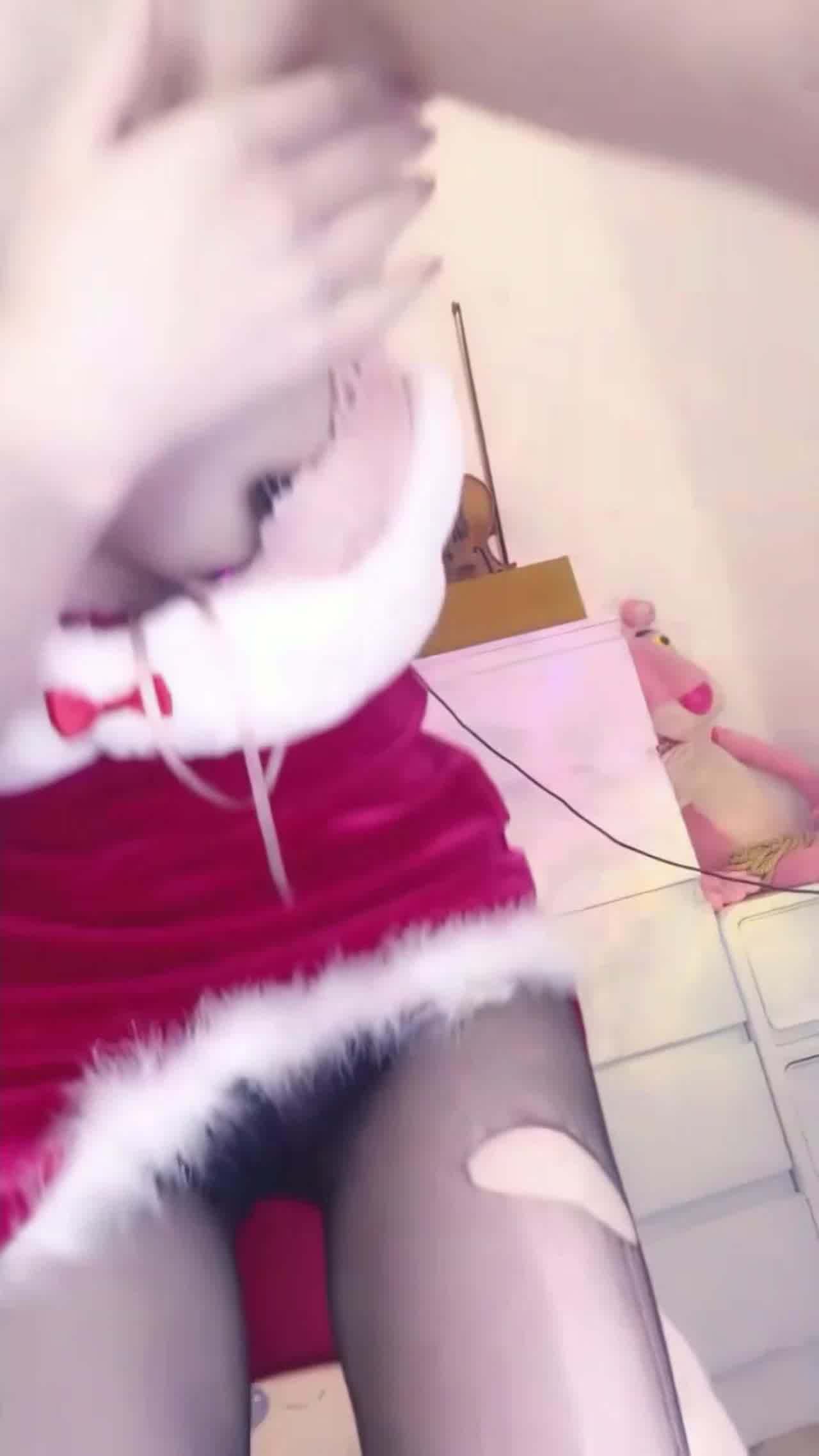  半糖主播【姜妮妮姜允恩】圣诞女郎共享爱爱 的剧照5