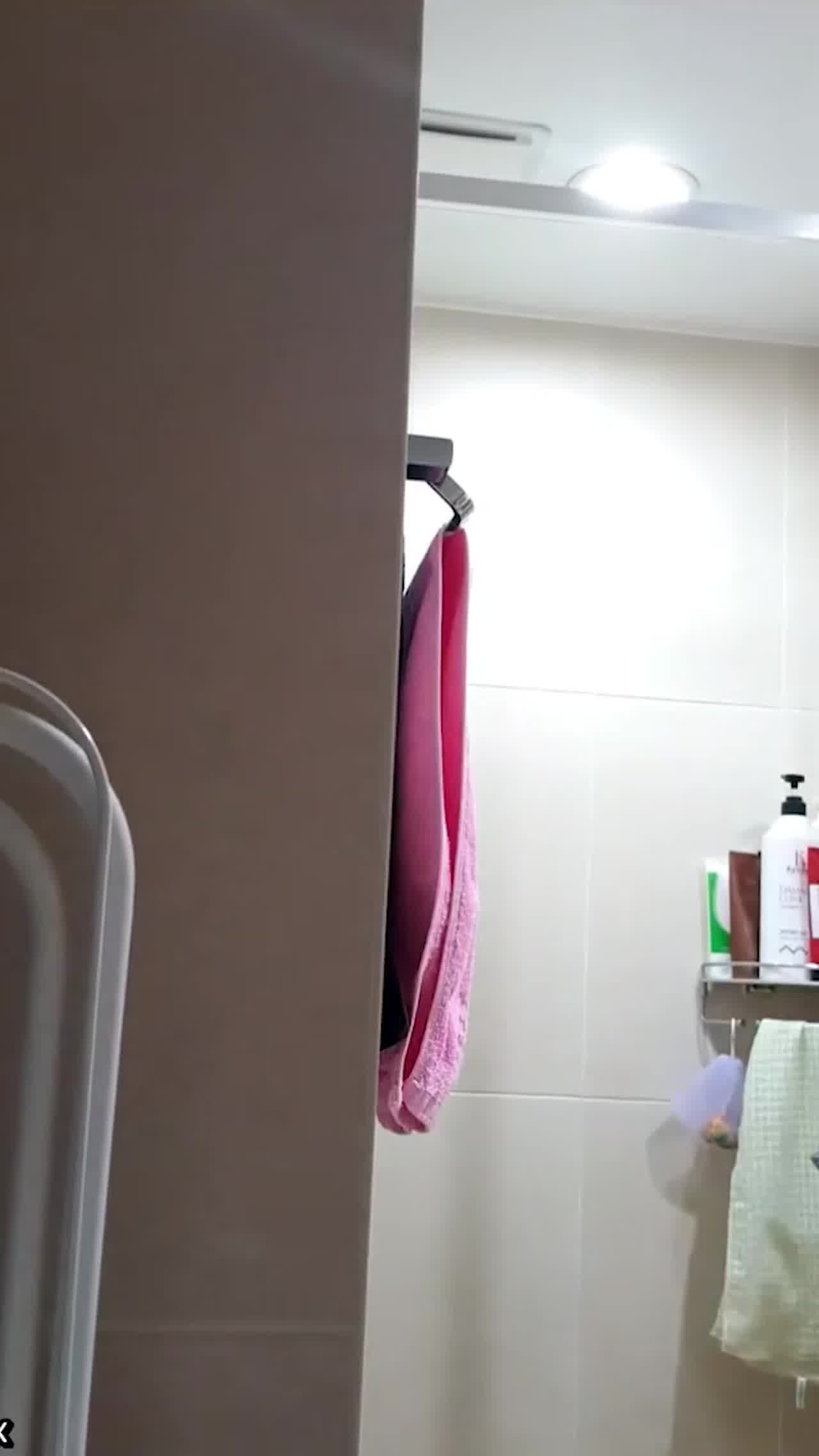  韩国金先生约啪87年女神「柳智慧」，无时不刻享受身体，刷牙洗澡也要操 的剧照1