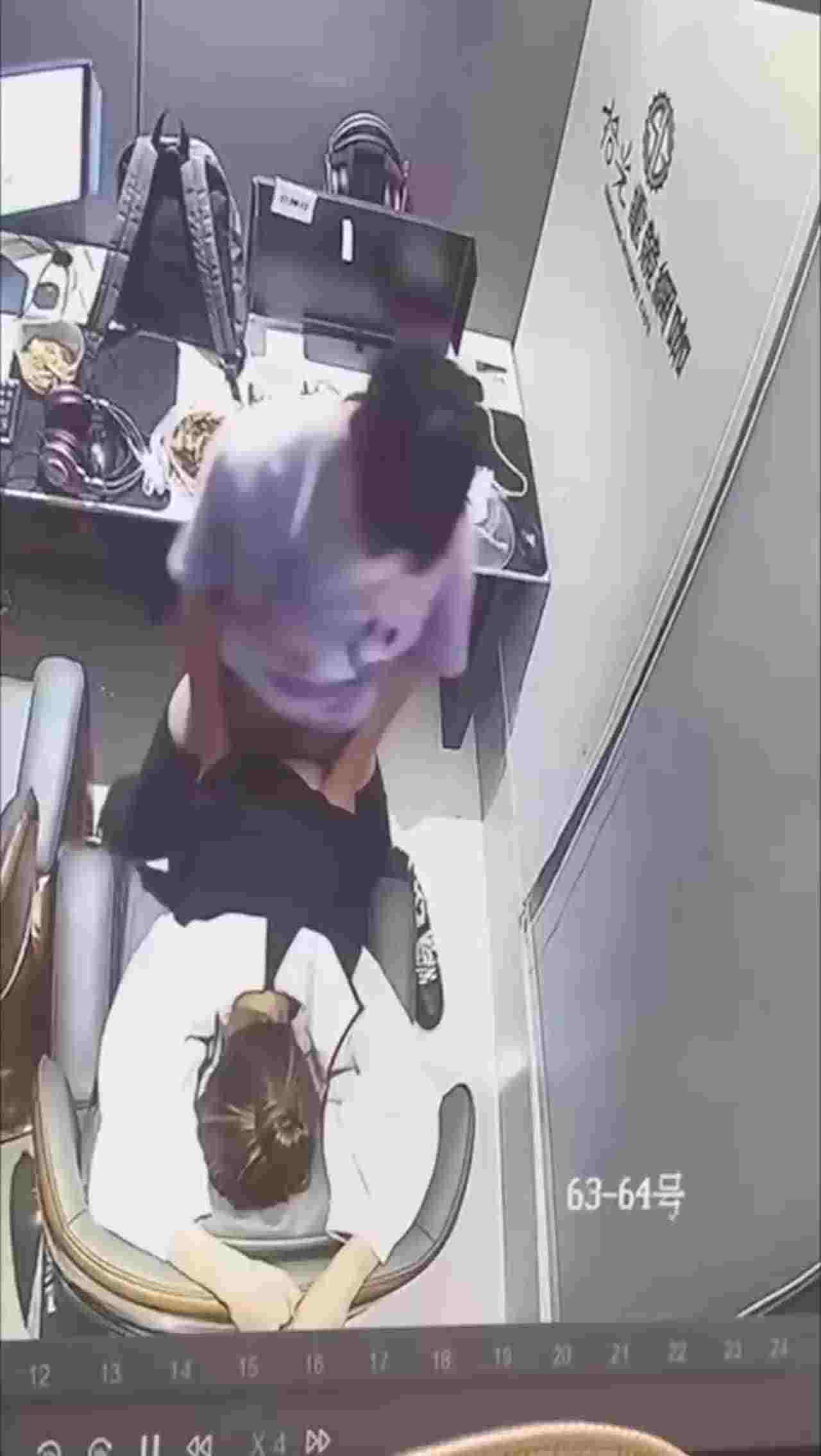  四川一网咖包间情侣直接开啪，监控放出后该网咖瞬间成为打卡地 的剧照3