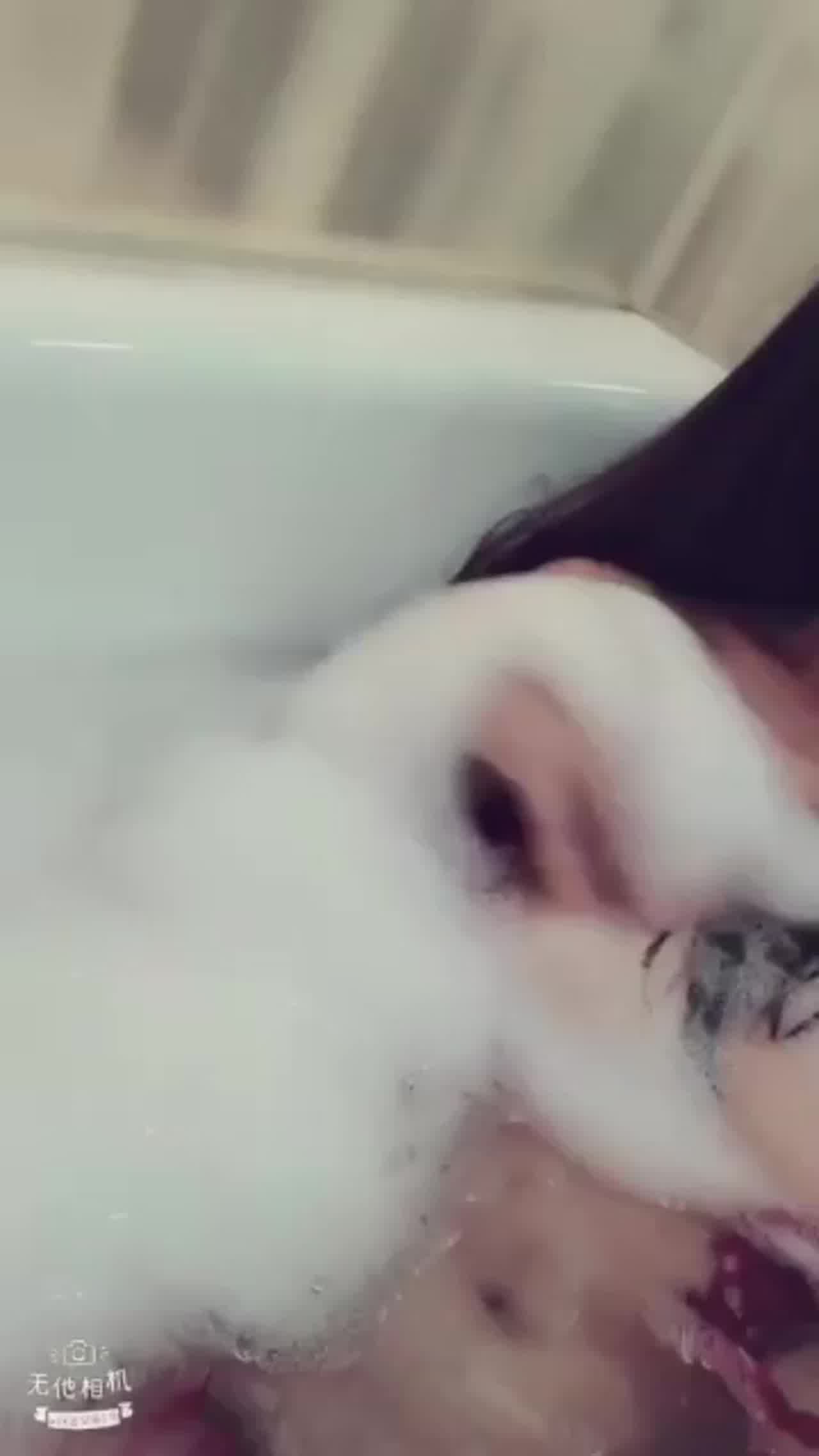  洗白白了，奶子真大 的剧照2