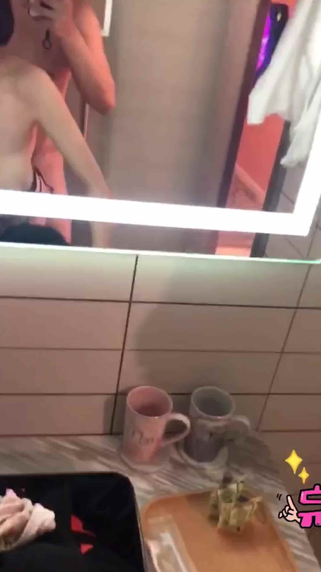  幼齿骑马骚屄好爱被艹 的剧照1