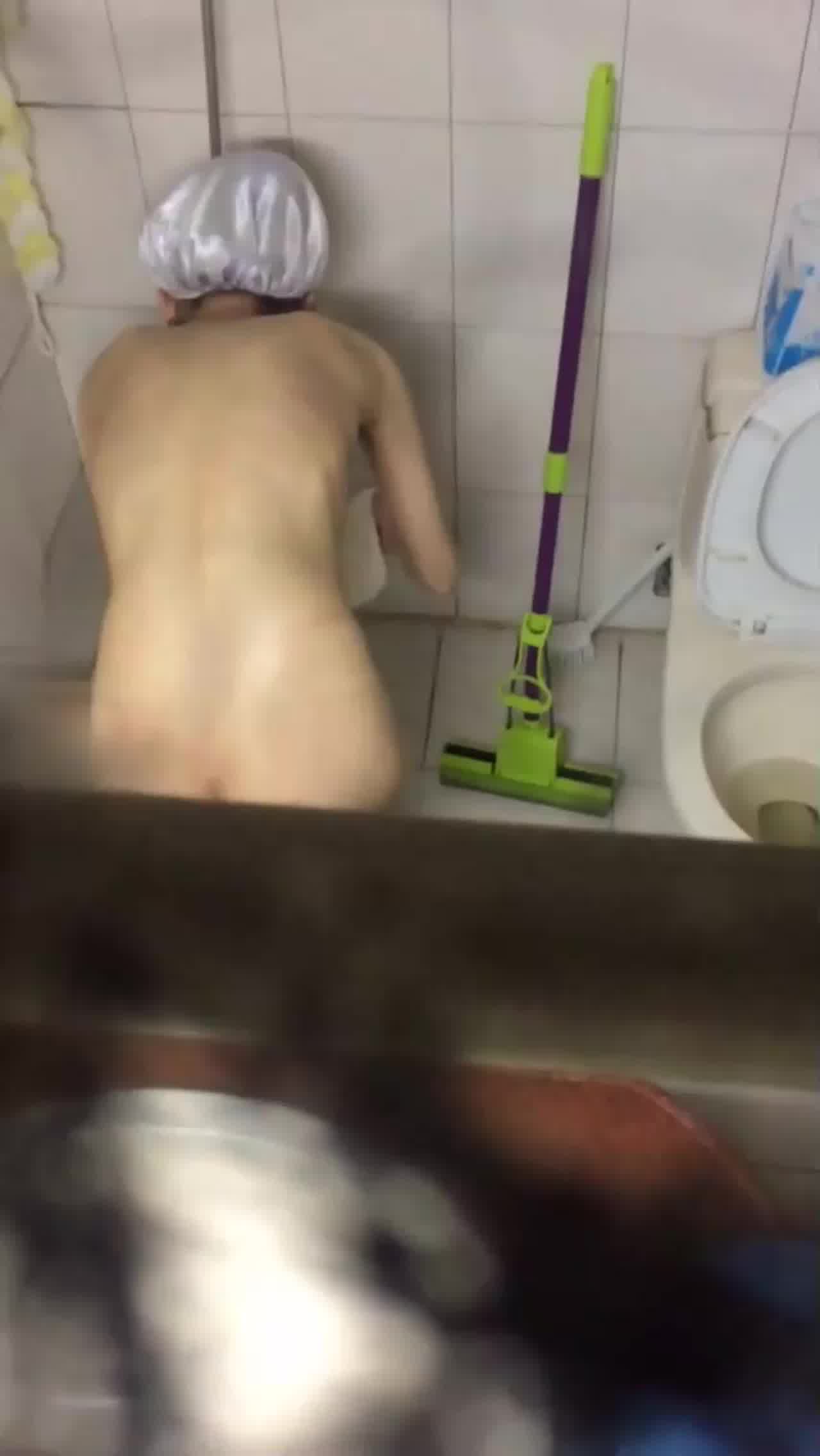  合租房偷窥年轻小媳妇一边洗澡一边和老公聊天 的剧照6