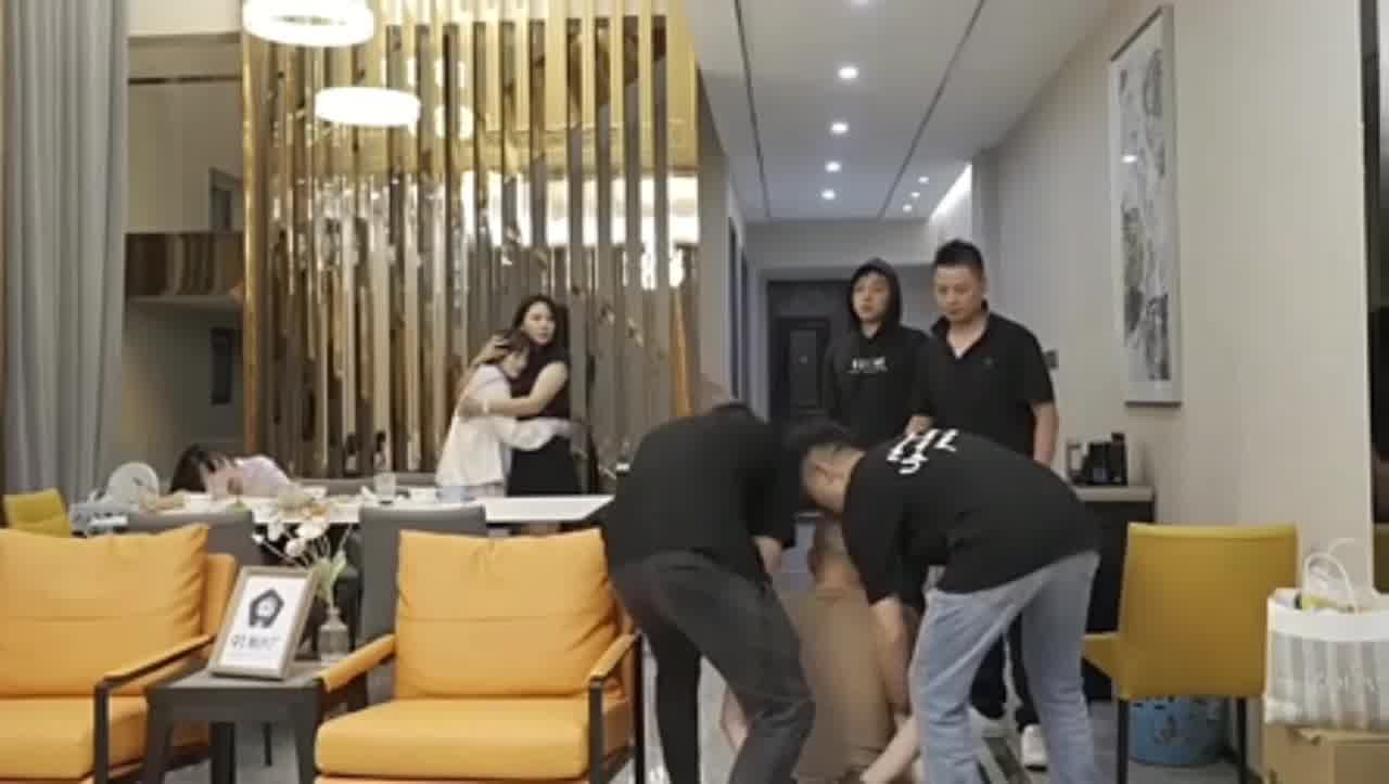  内容精彩不容错过4名黑衣人上门强行讨债把债主绑了当男人面把母女三人强奸，开始挣扎反抗操爽后很顺从 的剧照6