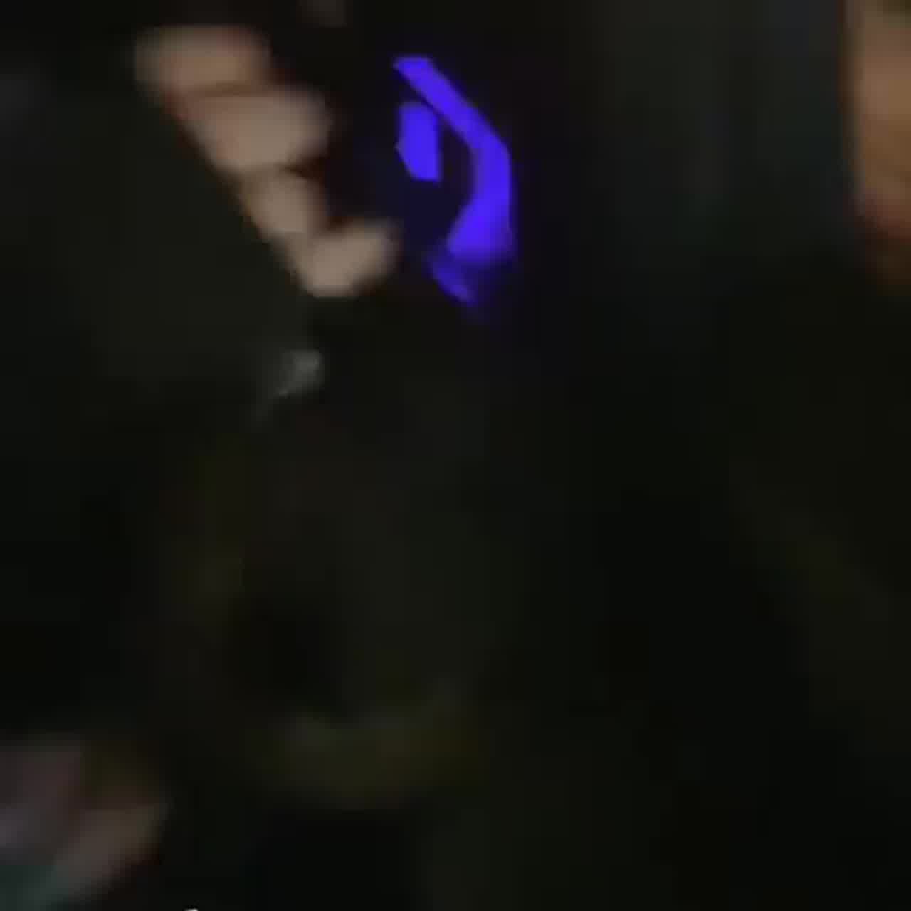  豪乳骚妹在车上摸奶，骚话不断 的剧照6