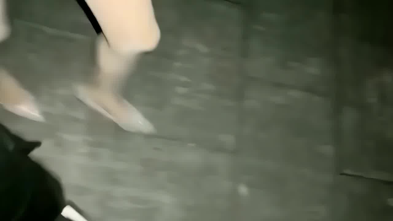  杭州夜间行走的高跟大长腿，一路淫语对白，桥下滋尿深喉后入 的剧照4