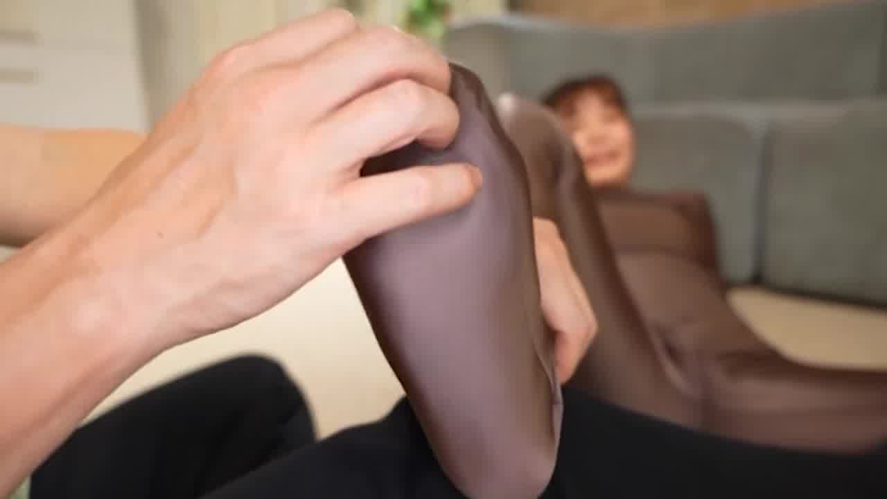  美女高清紧身衣挠养养，这算情趣还是地狱 的剧照9