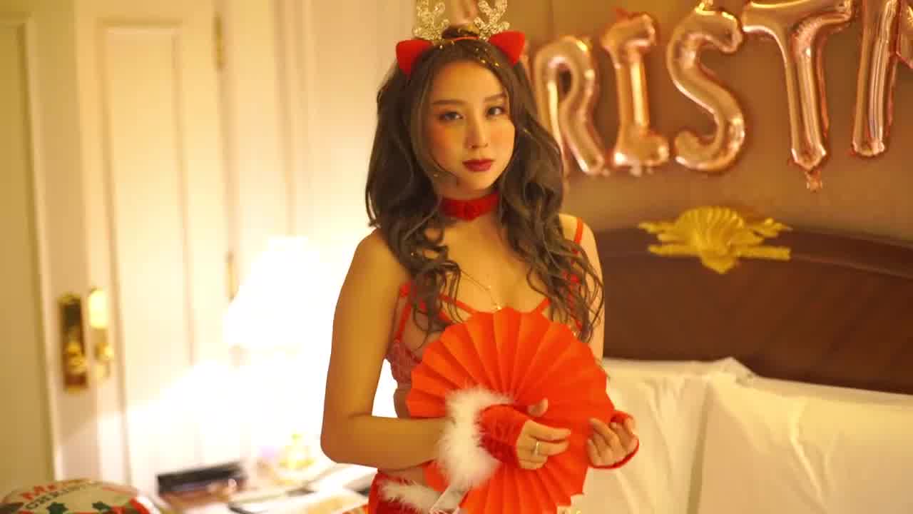  『果哥』出品 今年圣诞礼物一开居然是为极品嫩模 的剧照7