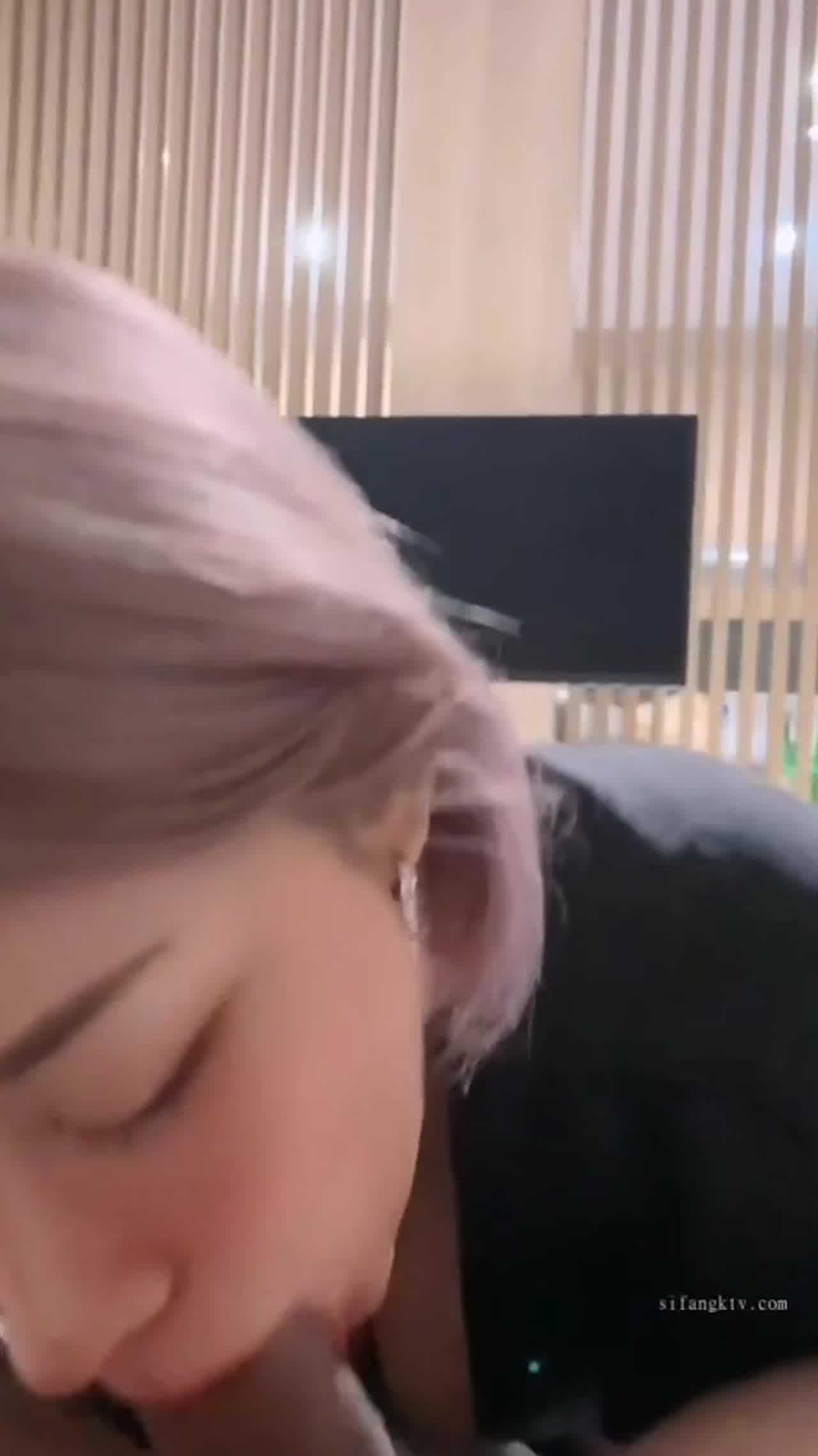  推特网红 babynookie 短发骚妹爱口交 的剧照2