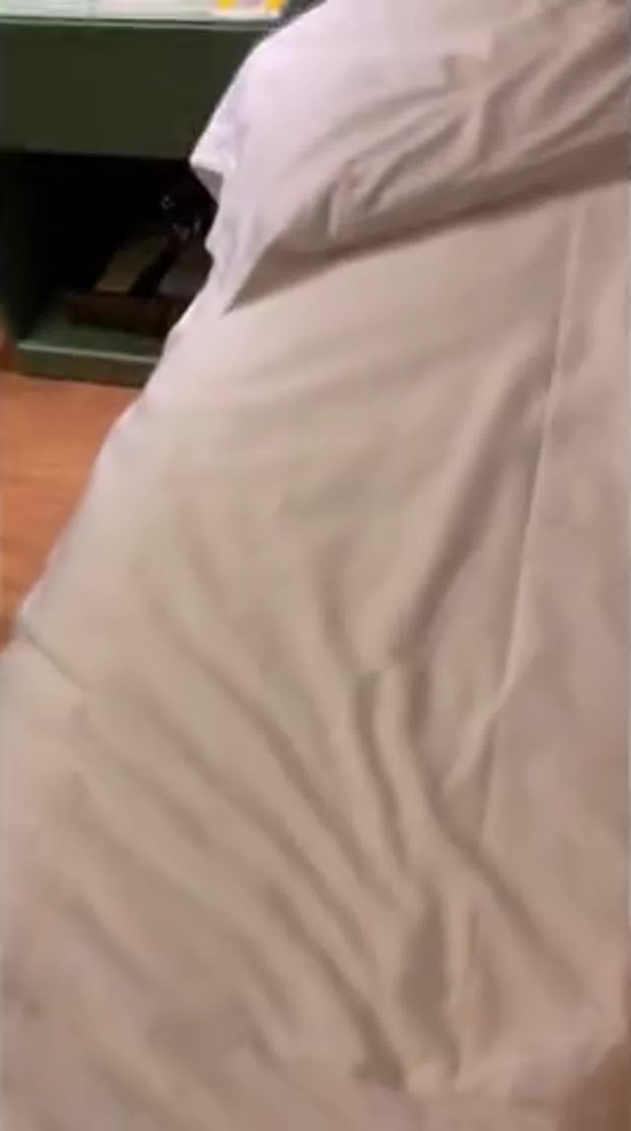  全网疯传！合集极品身材漂亮拜金大学生被金主包养找来朋友一起大玩3P多种情趣玩法 的剧照4