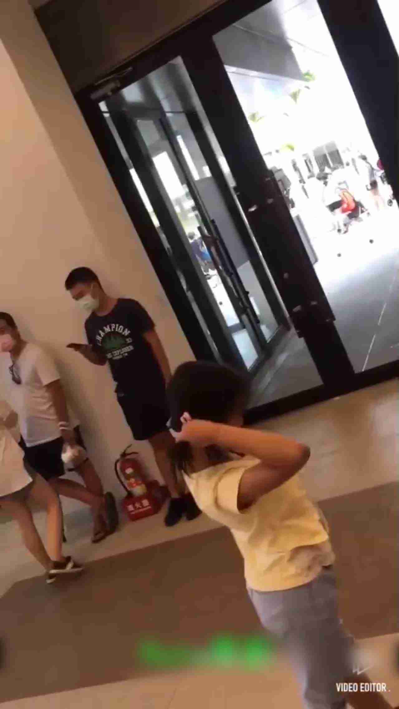  FB正妹网红被狼友跟拍 的剧照4