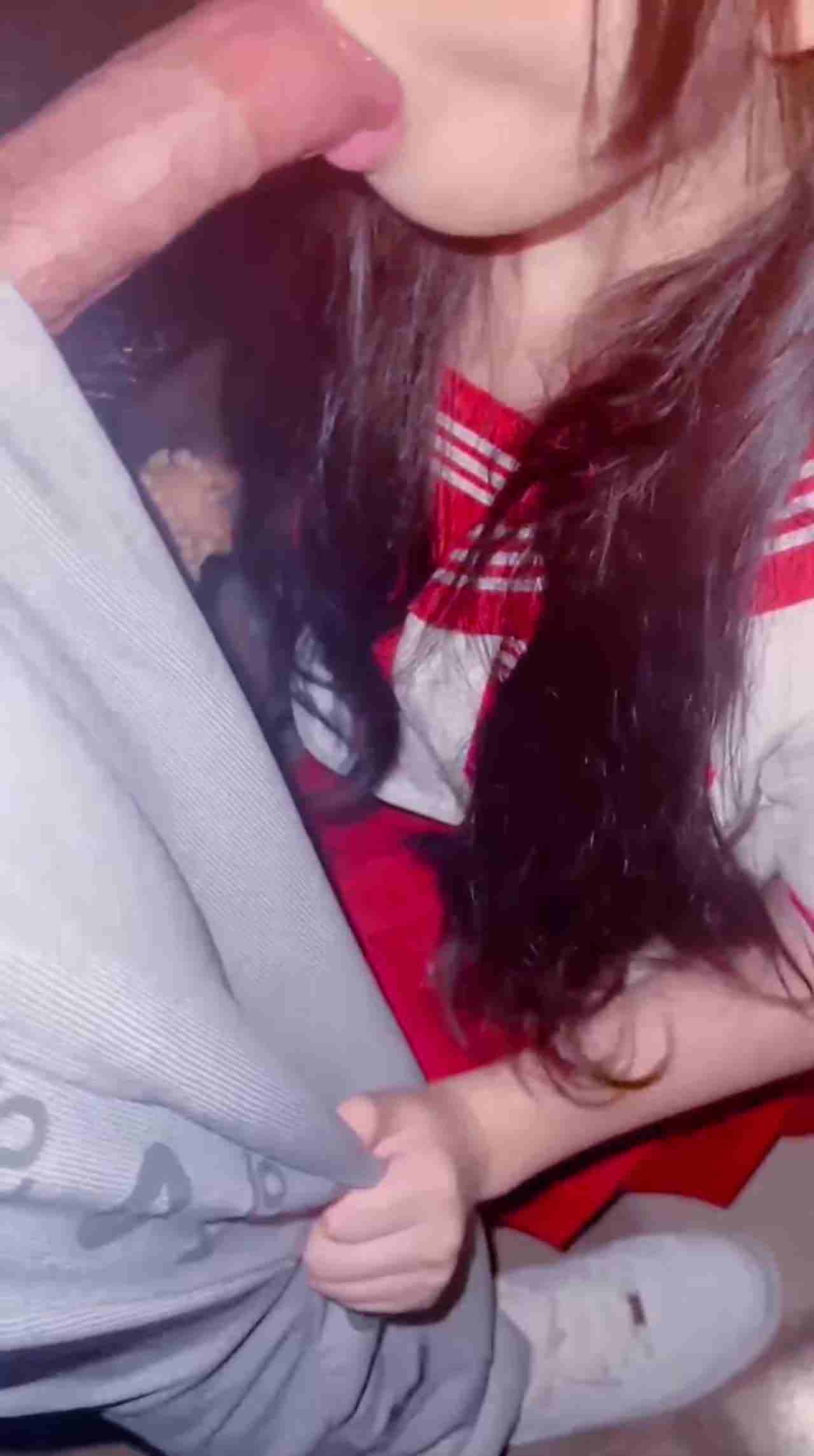  【这么大叫声顶楼听不见吗？】半夜去女友家天台野战，钱也省了逼也操了，还去女友门口接她上天台，胆子真大 的剧照7