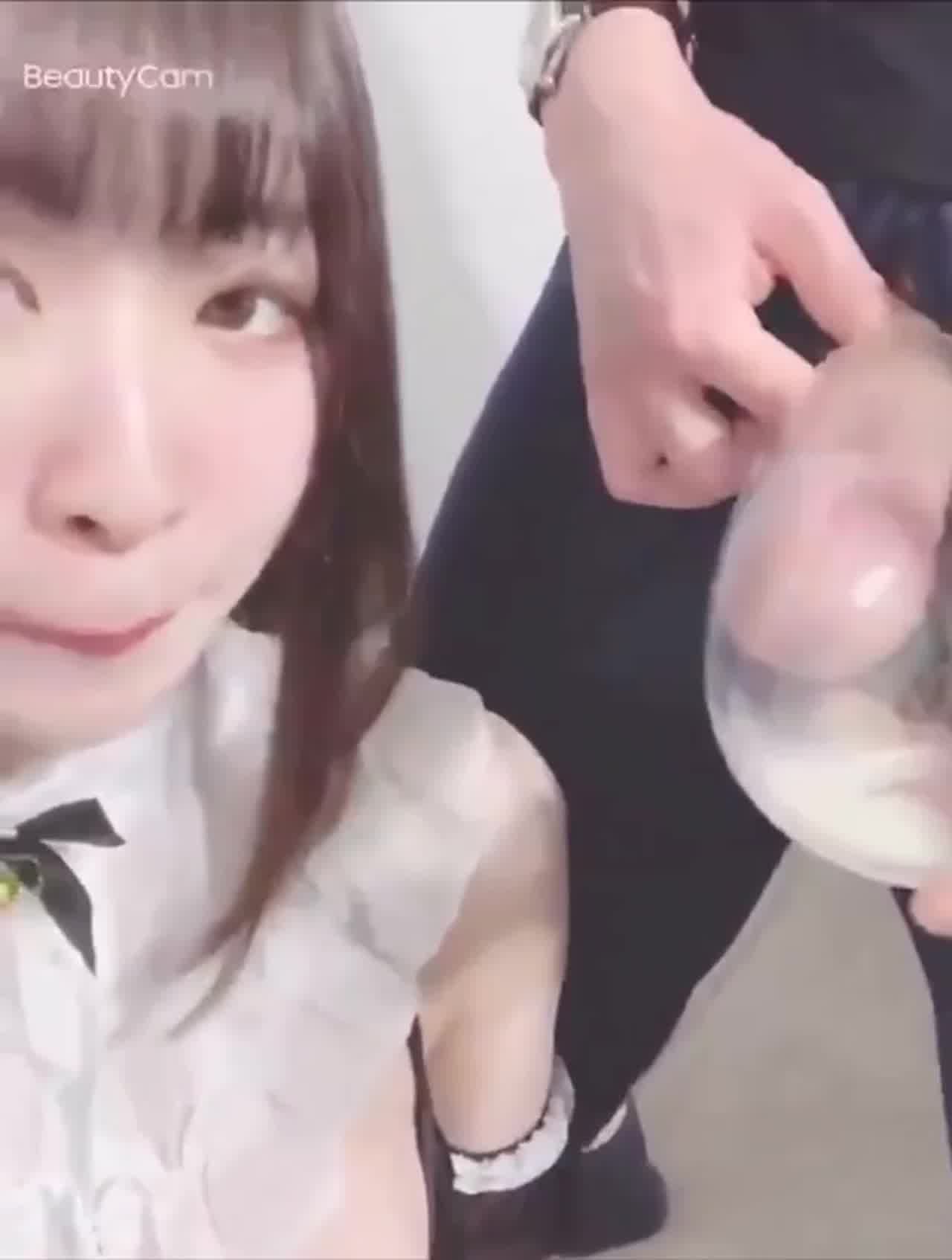  射在酒杯里给短发女朴饮精 的剧照2
