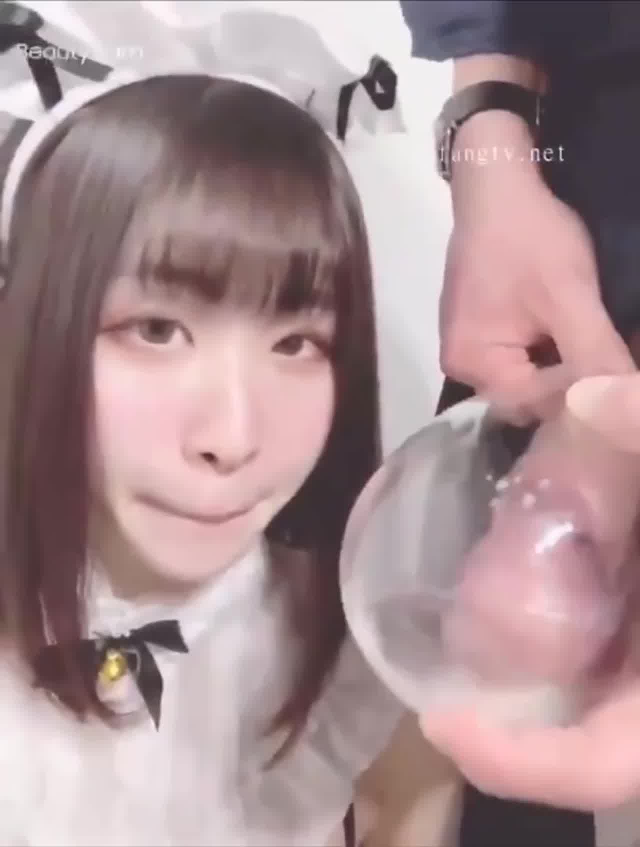  射在酒杯里给短发女朴饮精 的剧照5