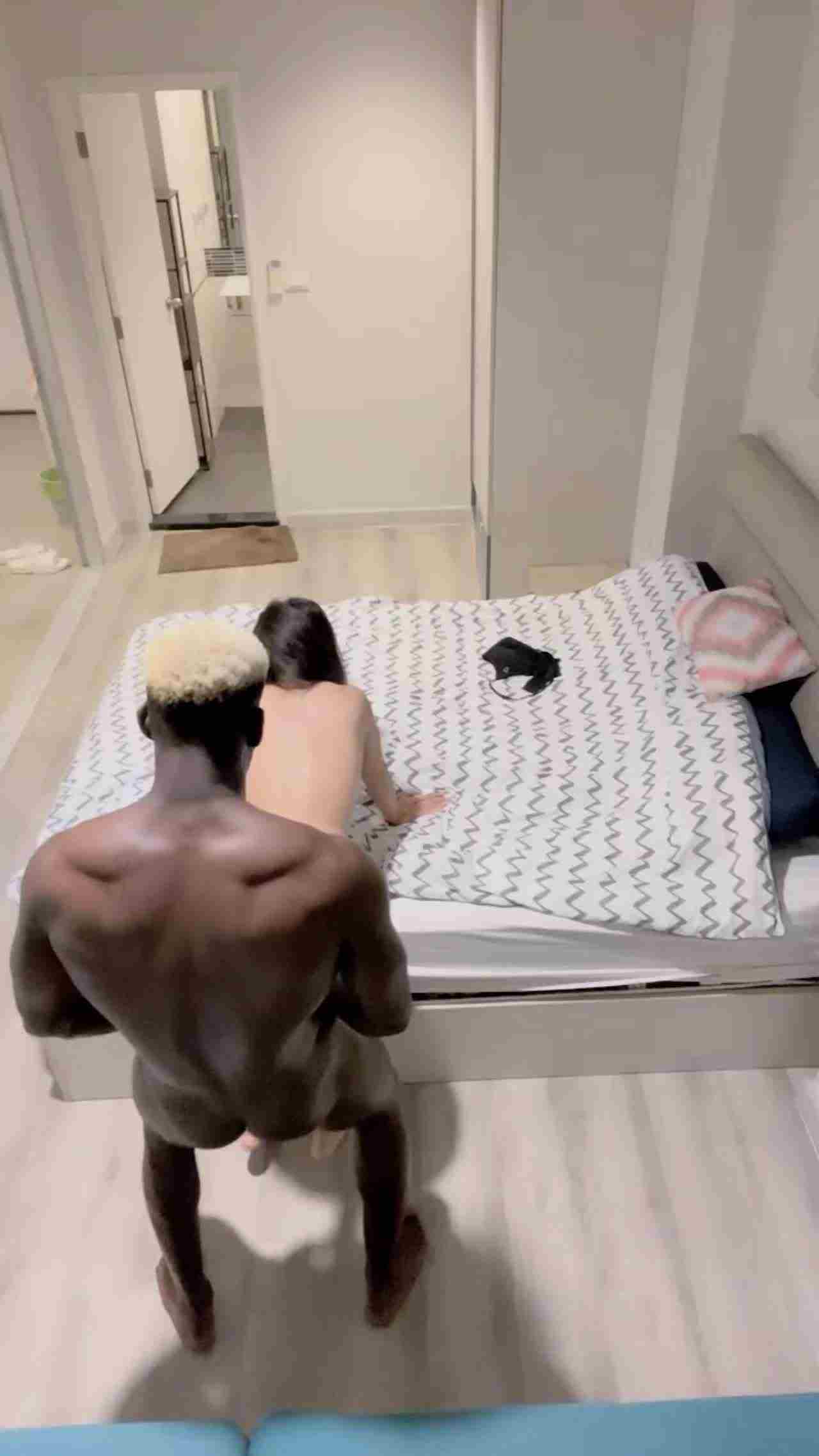  偷拍流出～黑棒好用 骚货直接爬上来 的剧照5