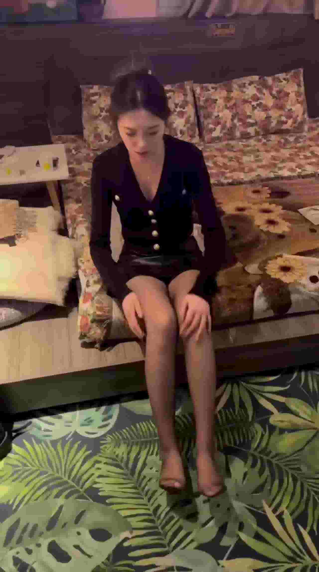  女神黑丝自拍不穿奶罩 的剧照2