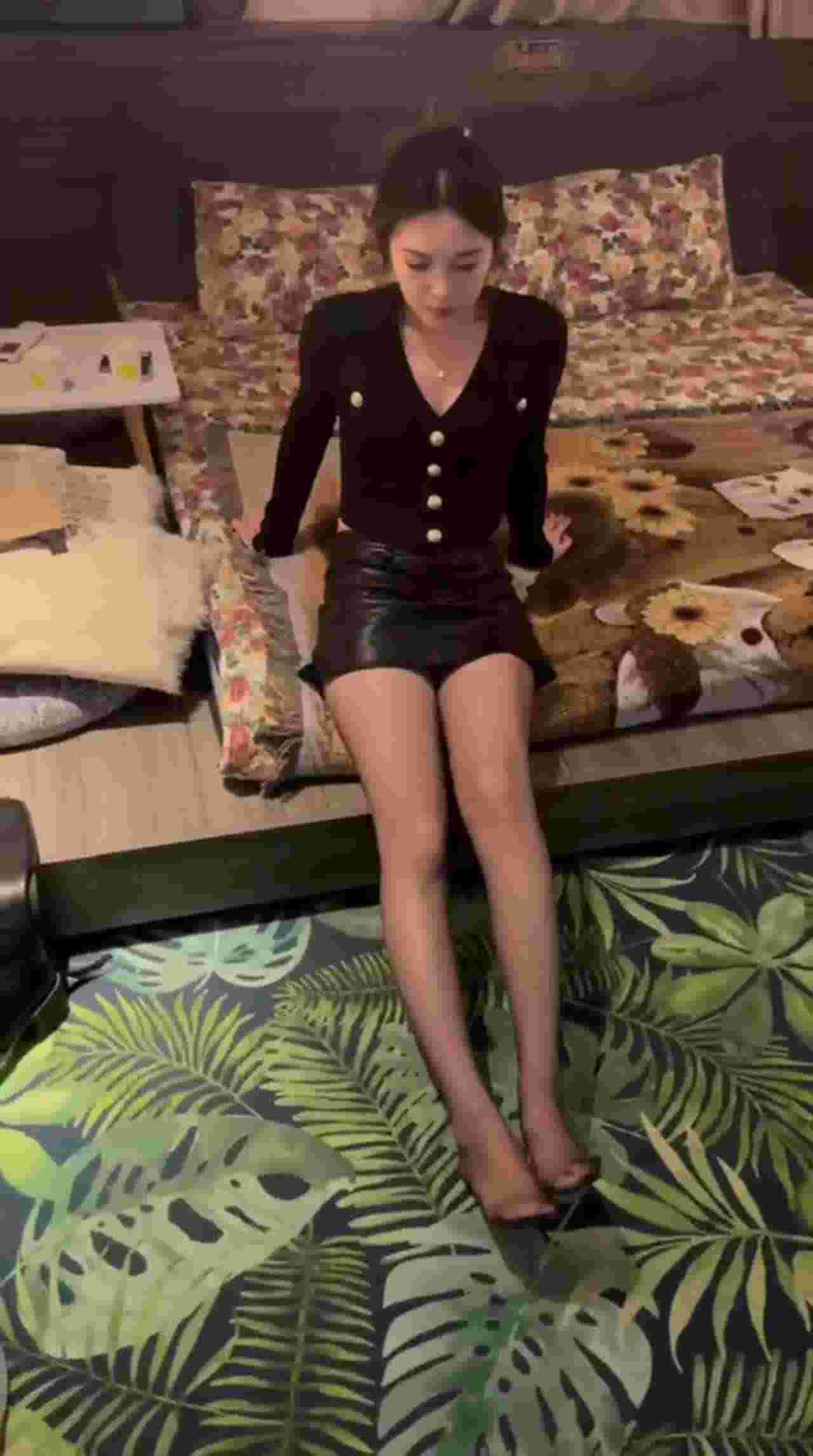  女神黑丝自拍不穿奶罩 的剧照8