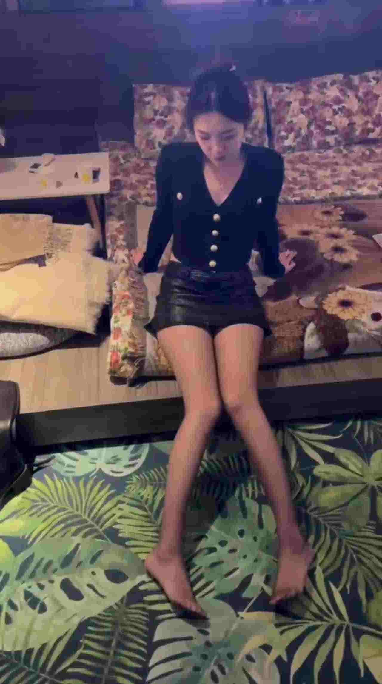  女神黑丝自拍不穿奶罩 的剧照10