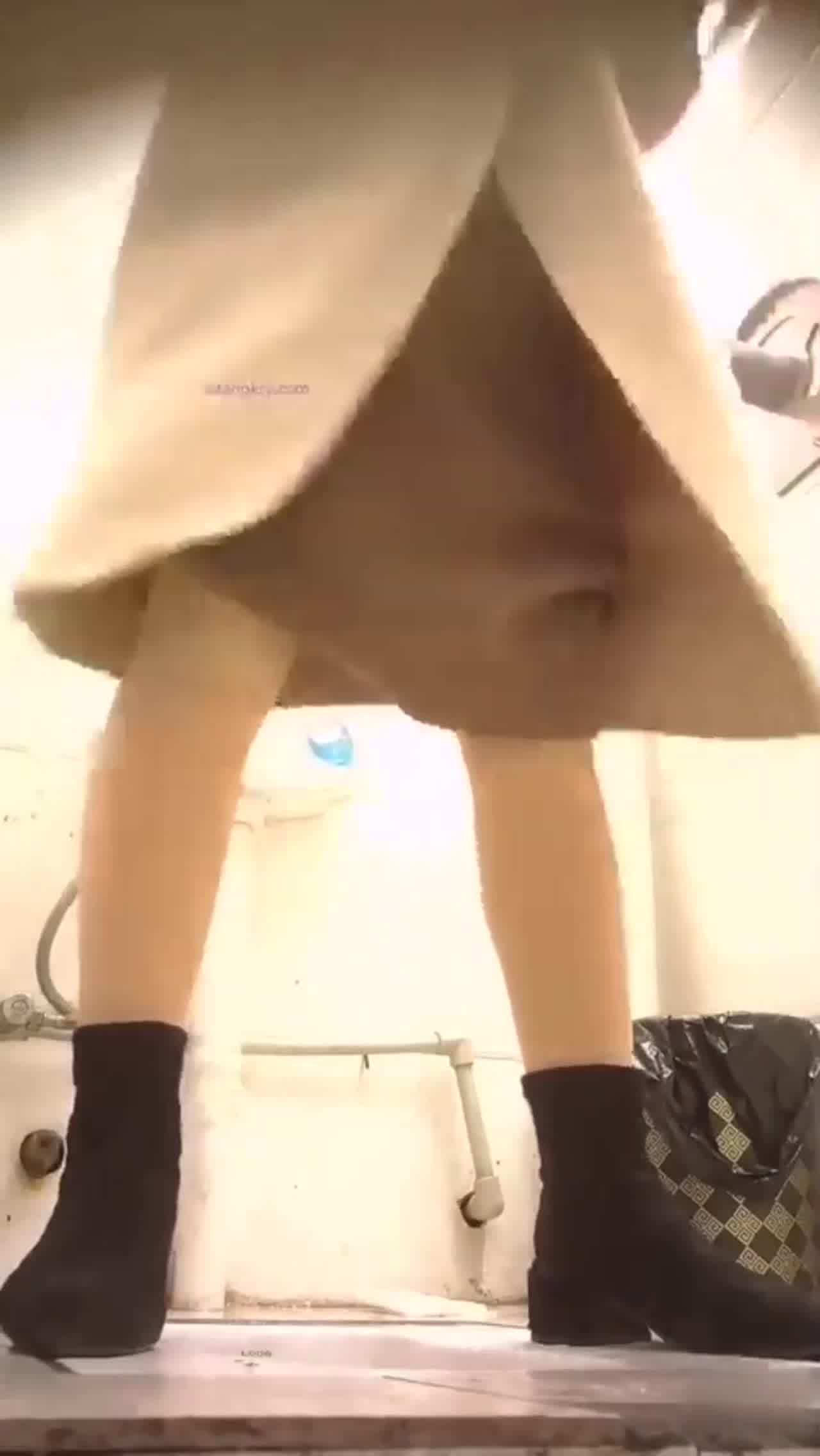  厕所偷拍女同事，喜欢这妹子很久了，尝试了很多次总算拍下来了 的剧照4