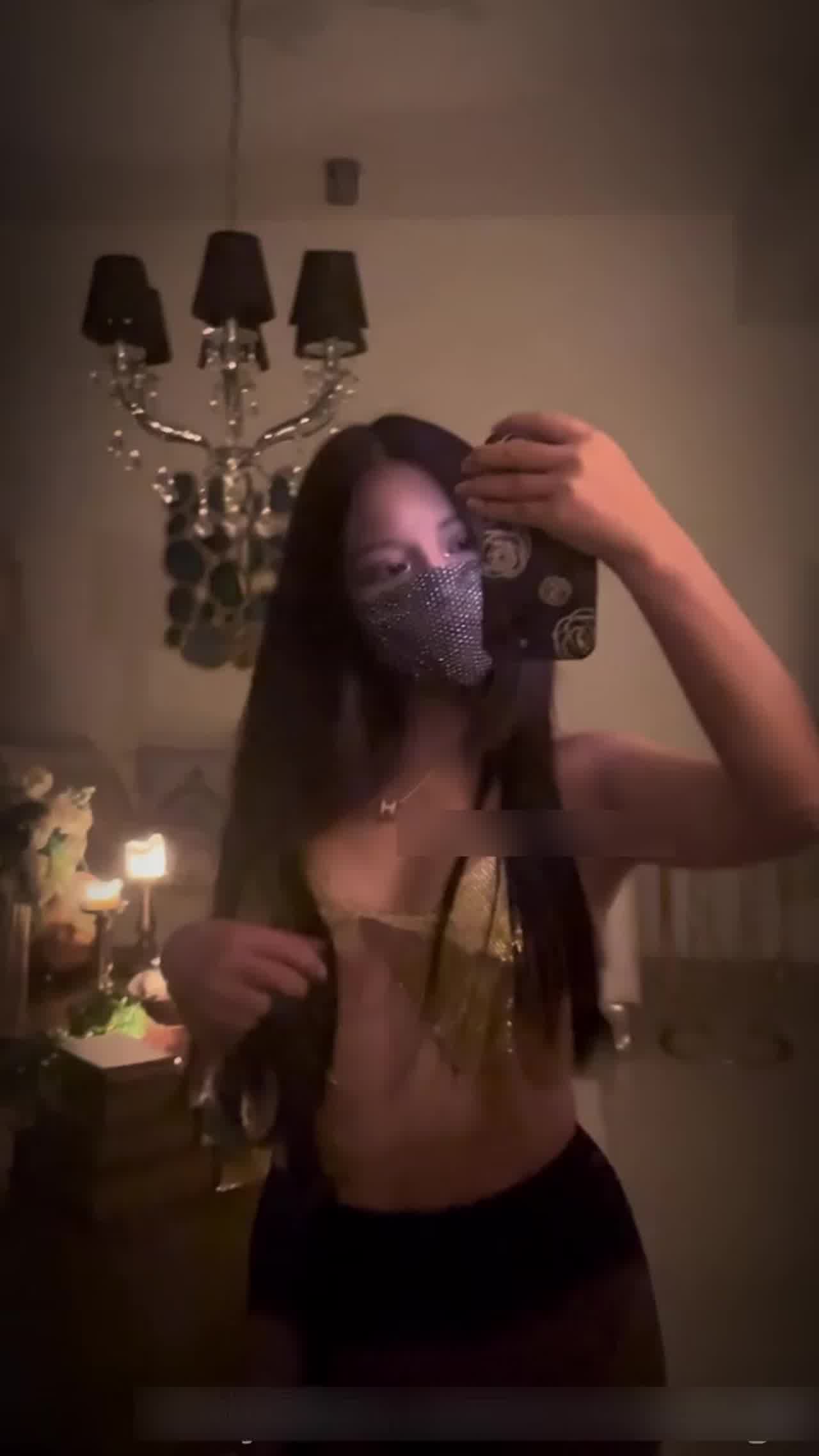  长腿女王漏乳 的剧照10