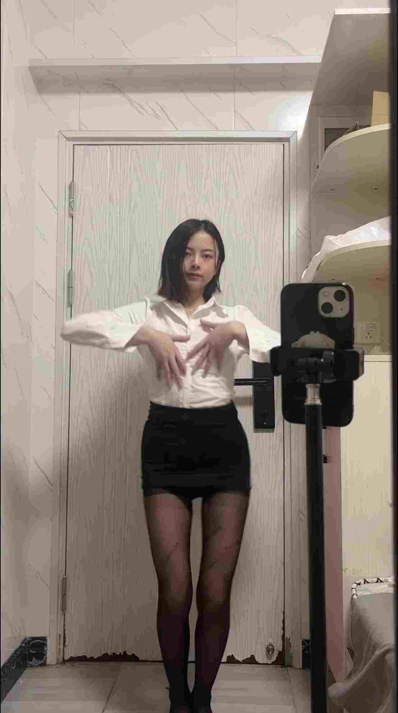  露脸高价制服定制小西西 的剧照5