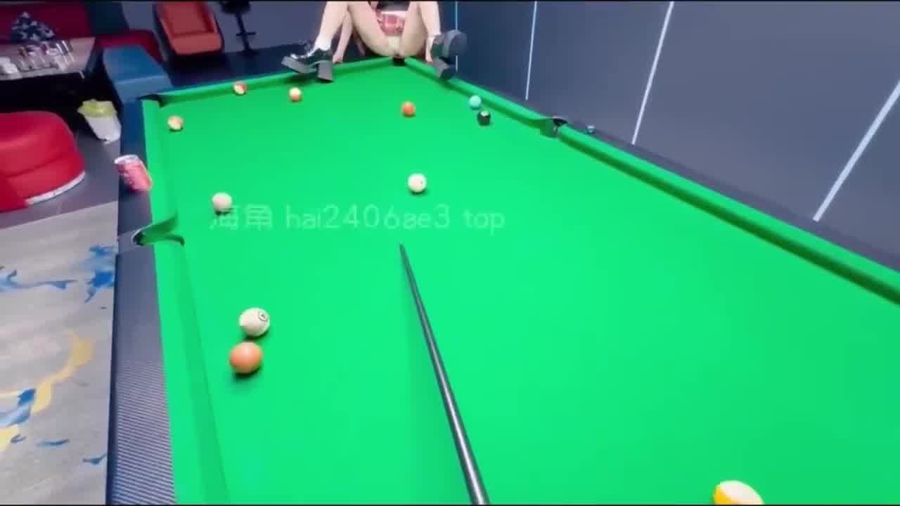  【台球桌上乱伦自己妹妹】打台球还是捅妹妹？输掉后的惩罚，扣出好多淫水都流到桌上，然后直接后入内射 的剧照7