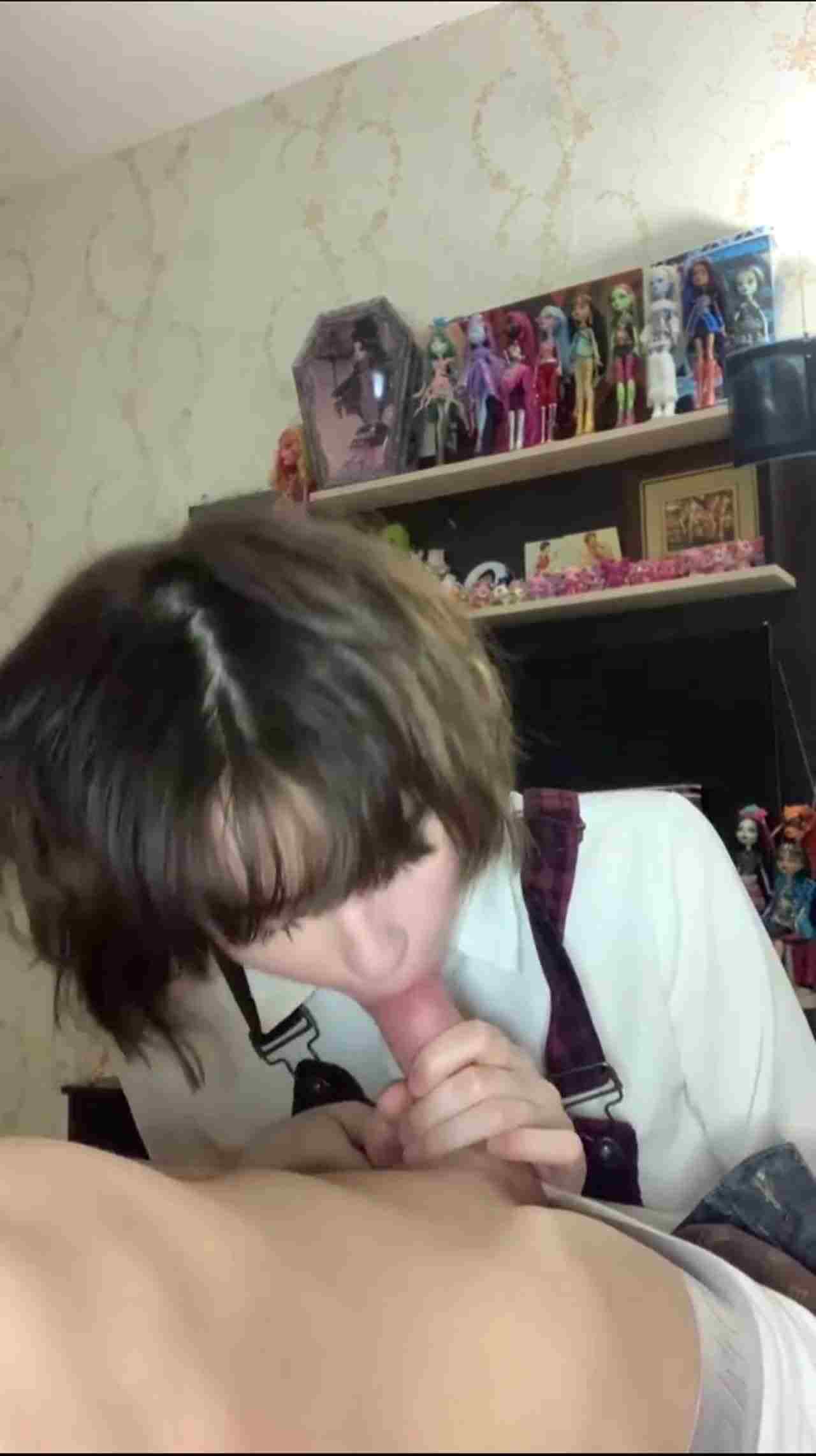  酷酷短发中性混血美女好会吸允鸡巴 的剧照4