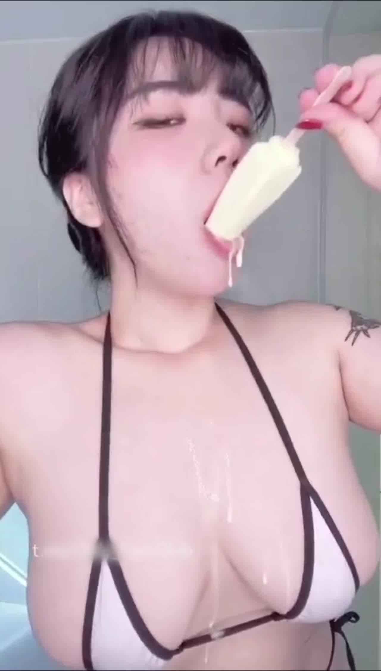 巨乳韩国高丽妹echi诱惑视频 的剧照4