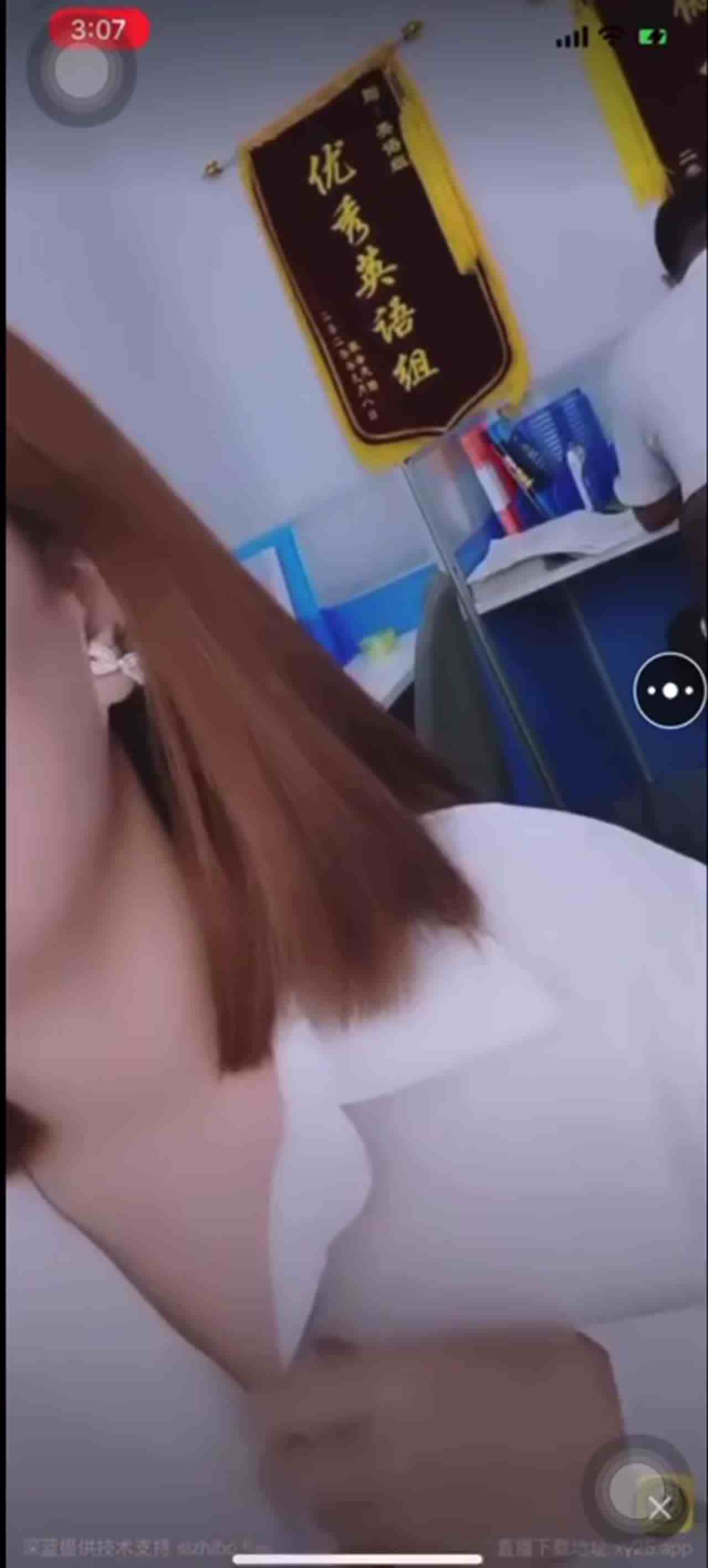  英文老师在办公室边改作业边黄播 的剧照6