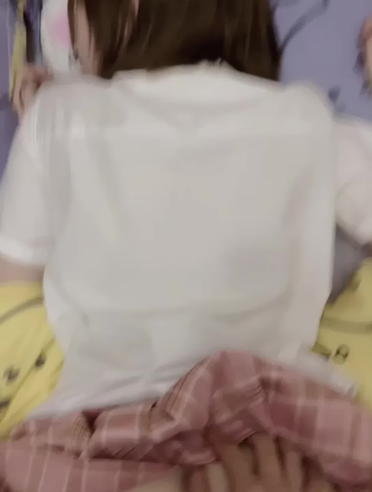  最喜欢这种萌妹子穿着jk被我按在床上输出 的剧照5