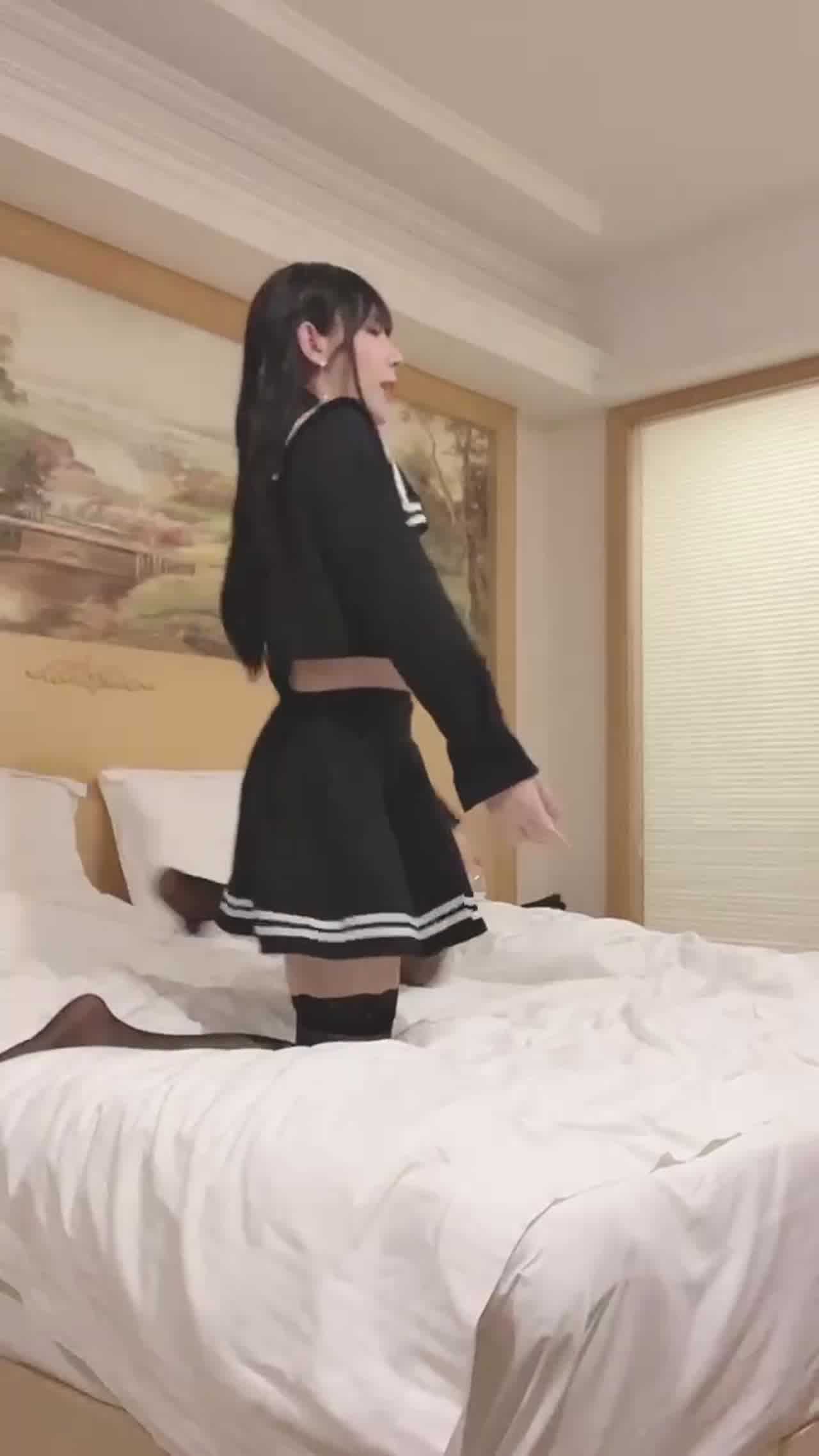  小心!国产CD系列超美伪娘洛小熙可爱学妹JK服与眼镜男互撸仙女棒后入啪啪秒射 的剧照2