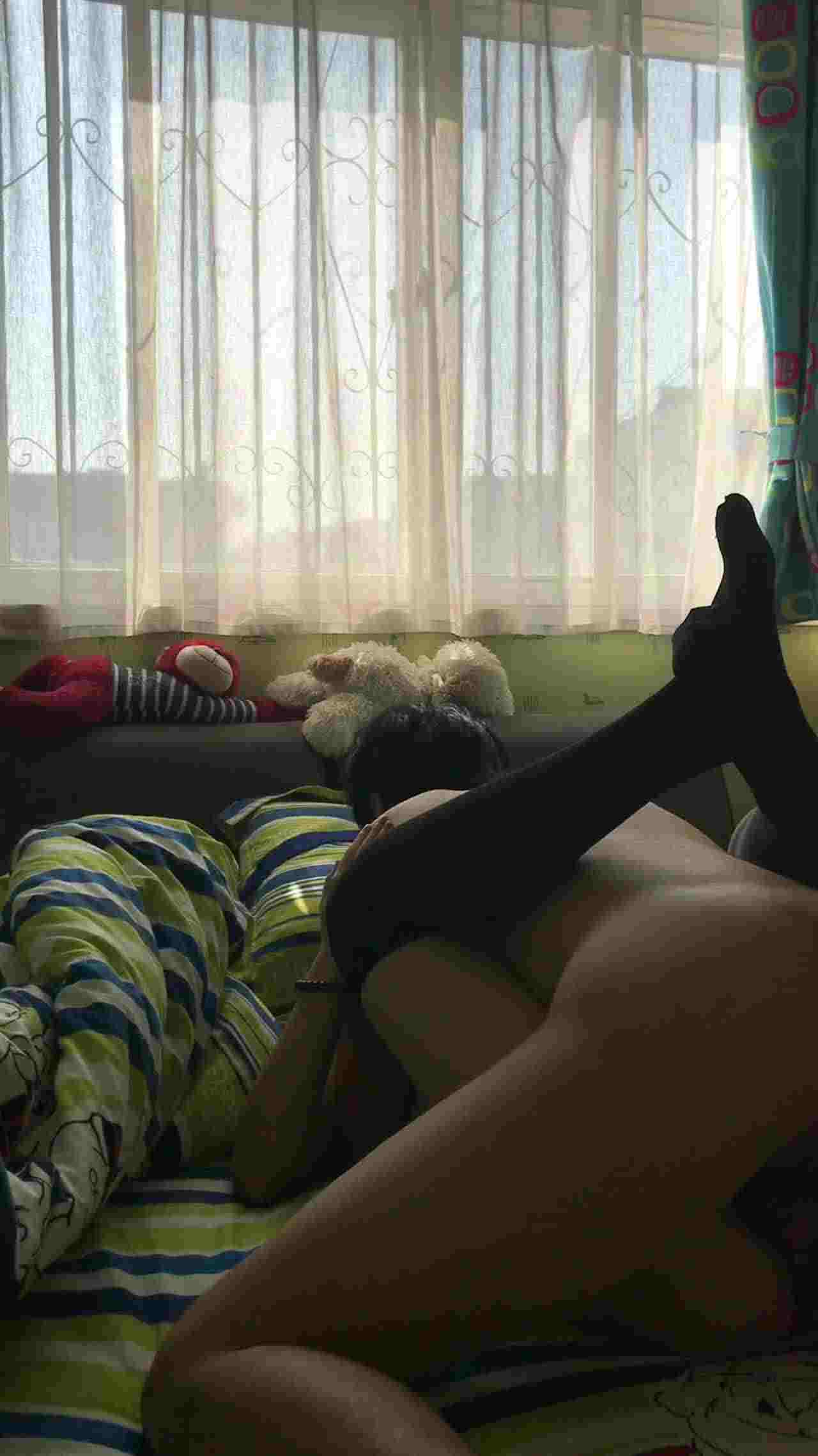  高颜值空姐女友穿着黑丝被我操 的剧照4