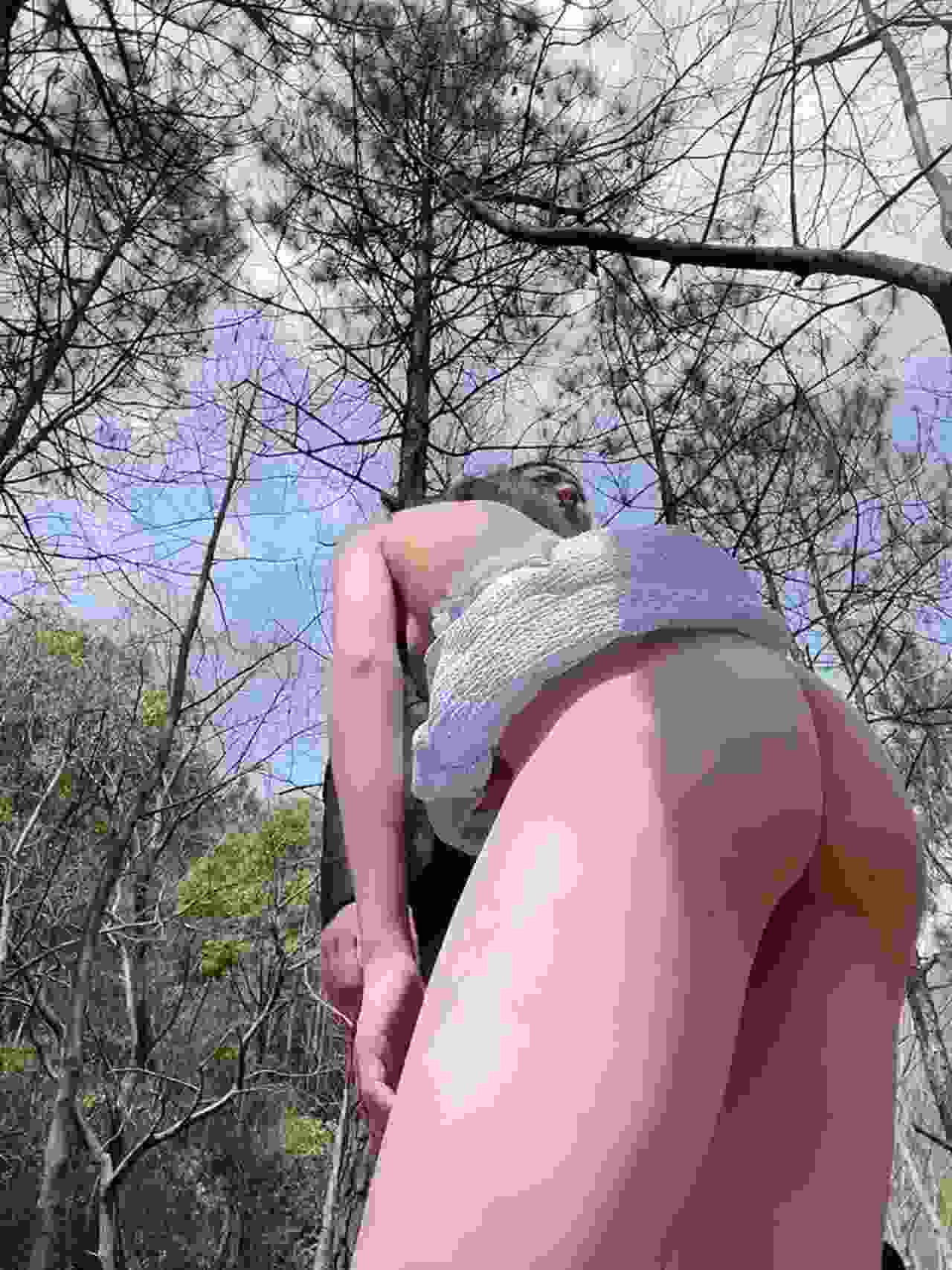  【反差婊】户外小树林后入骚货小妹妹 的剧照3