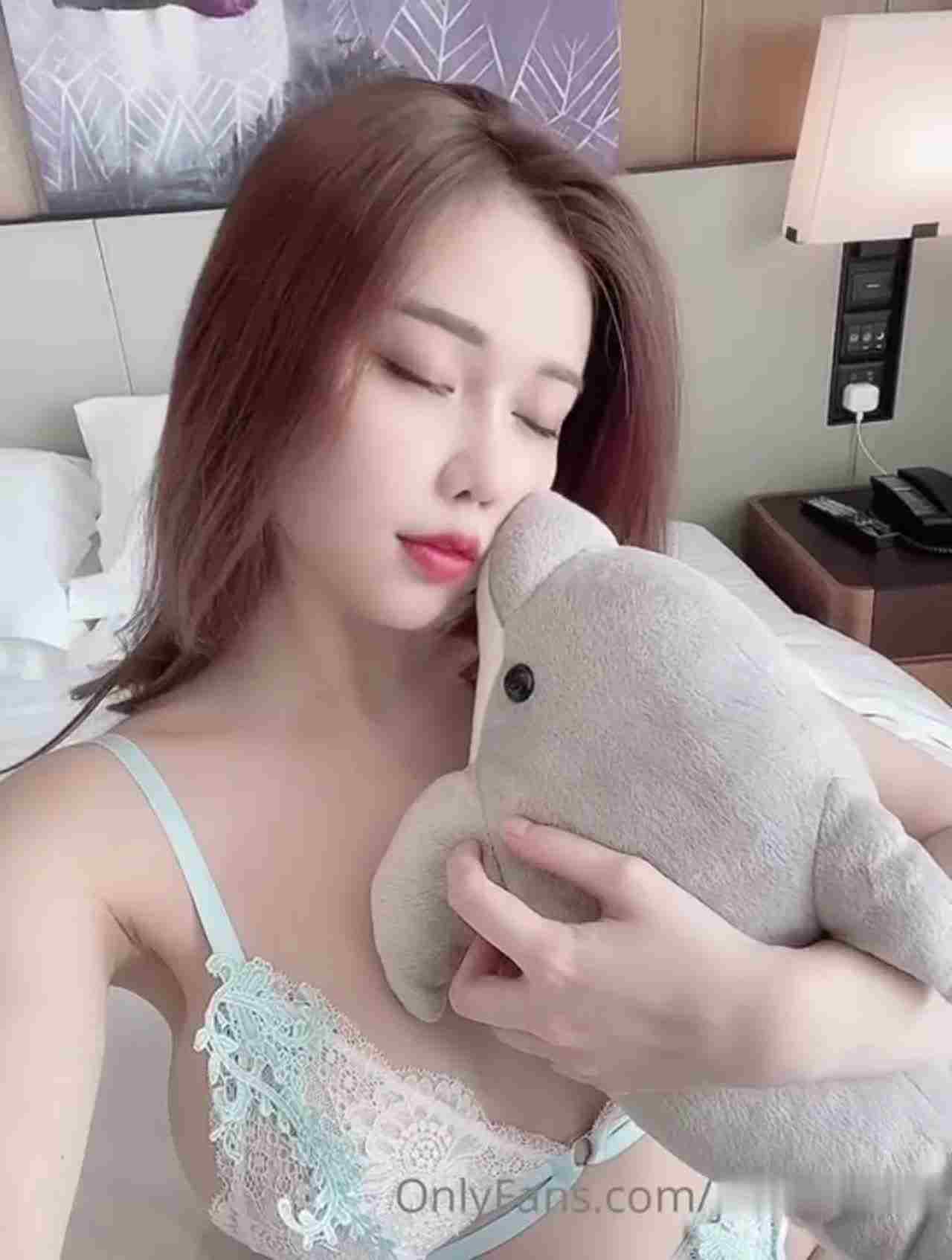  骚气网红周甄娜与玩偶极萌互动 的剧照4