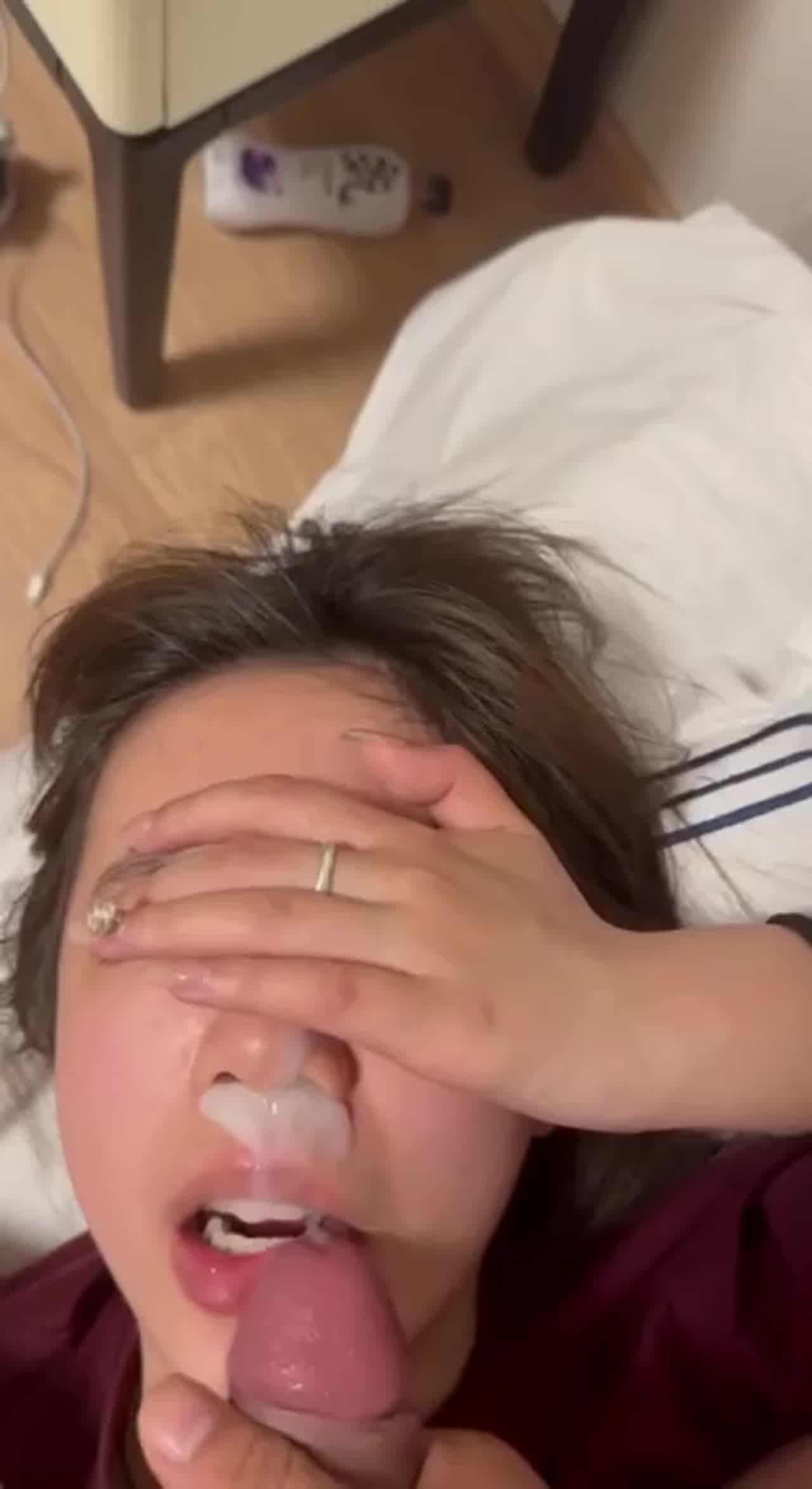  嗳呀! 精华都射到鼻孔里了啦!! 的剧照2