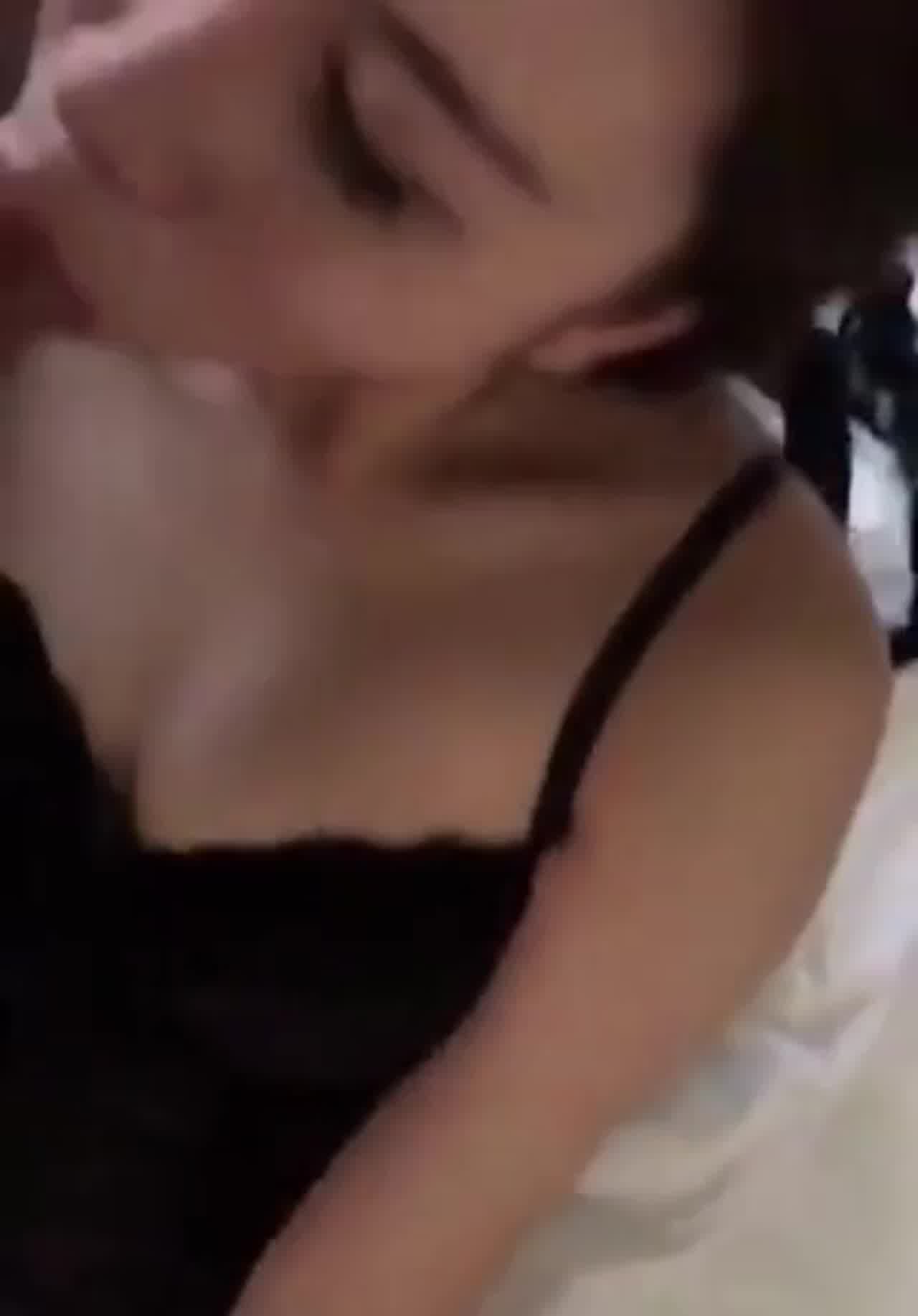  气质少妇一边给情人口交，一边用按摩棒插逼 的剧照3