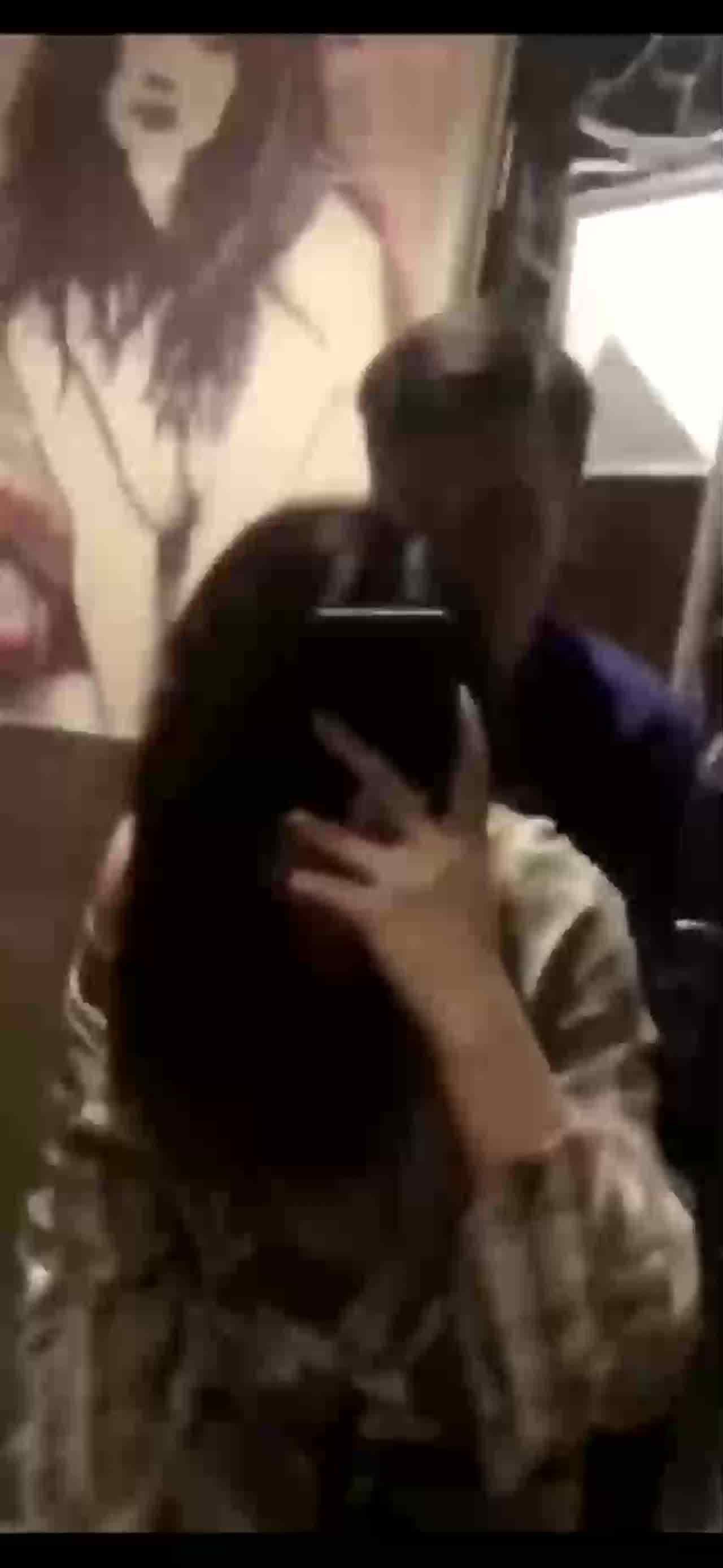  和男友厕所做爱自拍 的剧照1